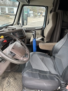 2017 VOLVO VNX84T630 - Image 14