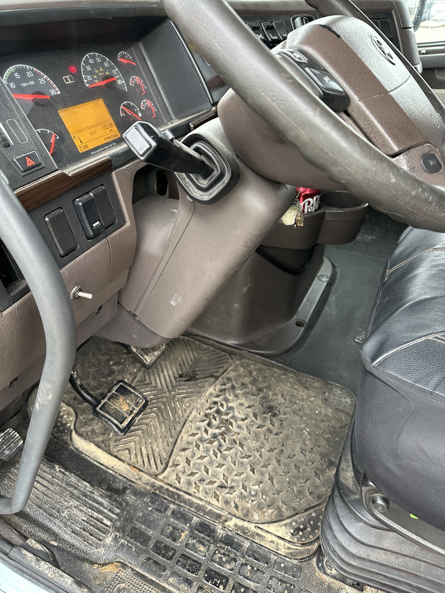 2017 VOLVO VNX84T630 - view 15 of 36