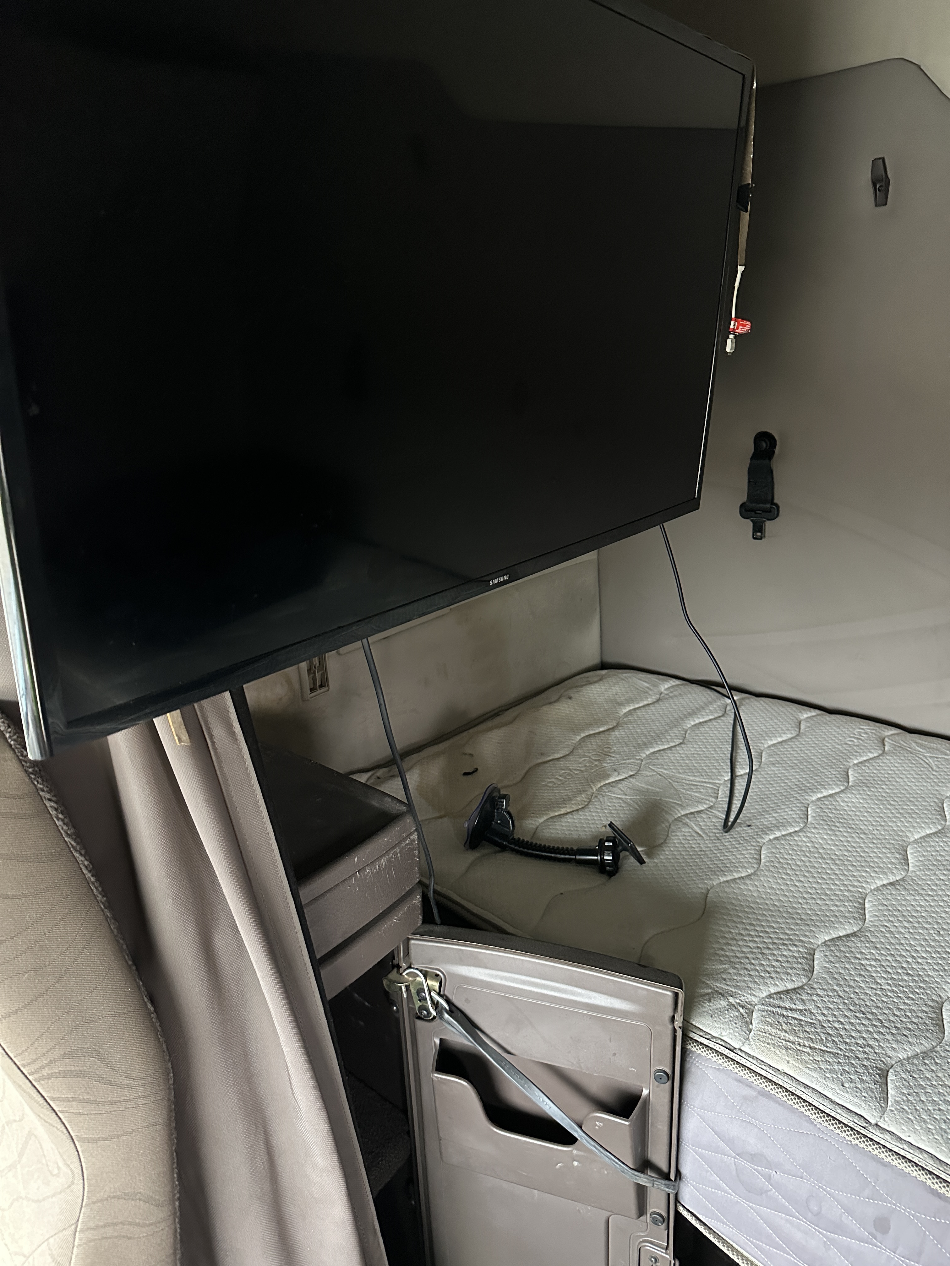 2017 VOLVO VNX84T630 - view 16 of 36