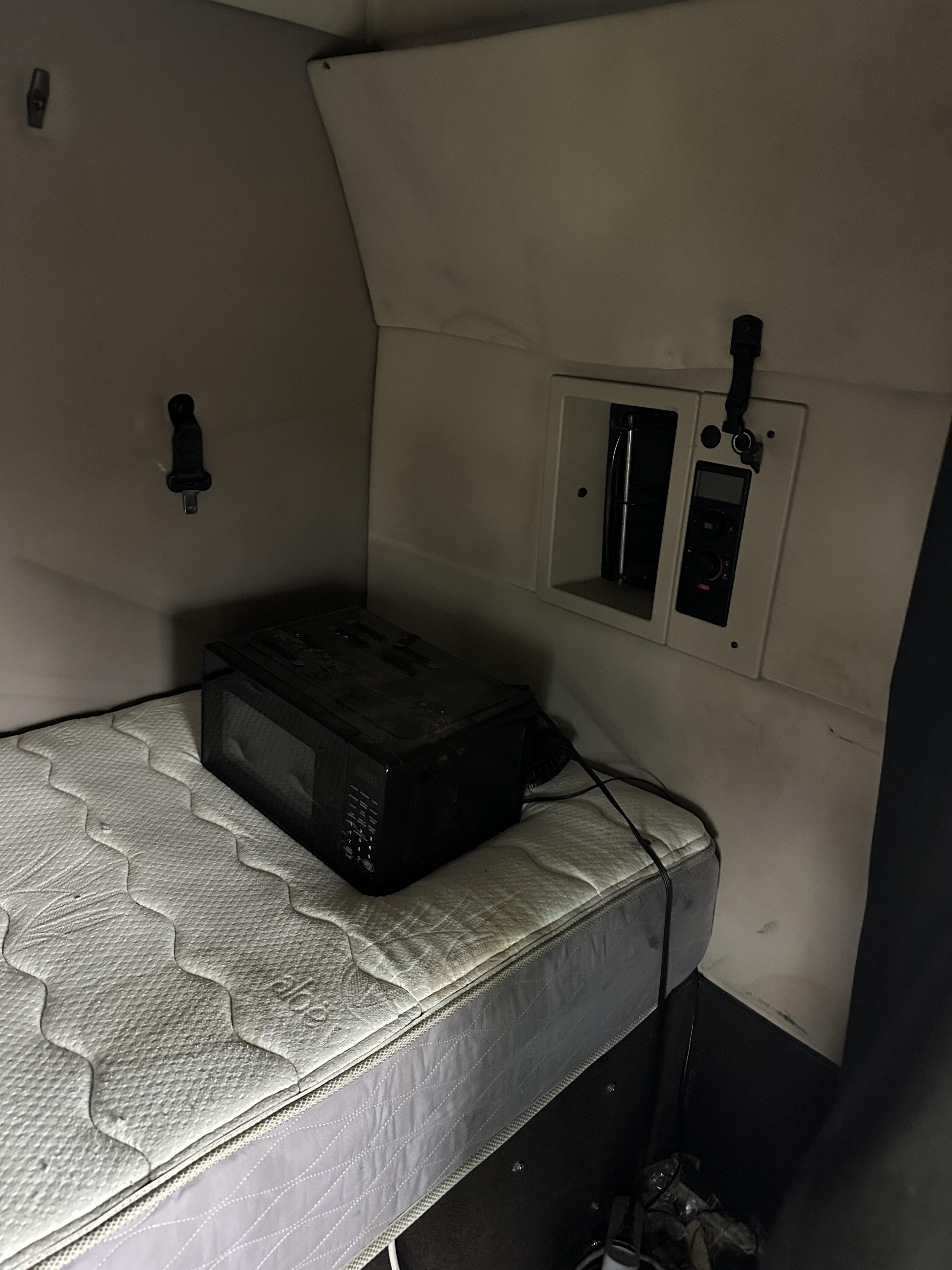 2017 VOLVO VNX84T630 - Image 18