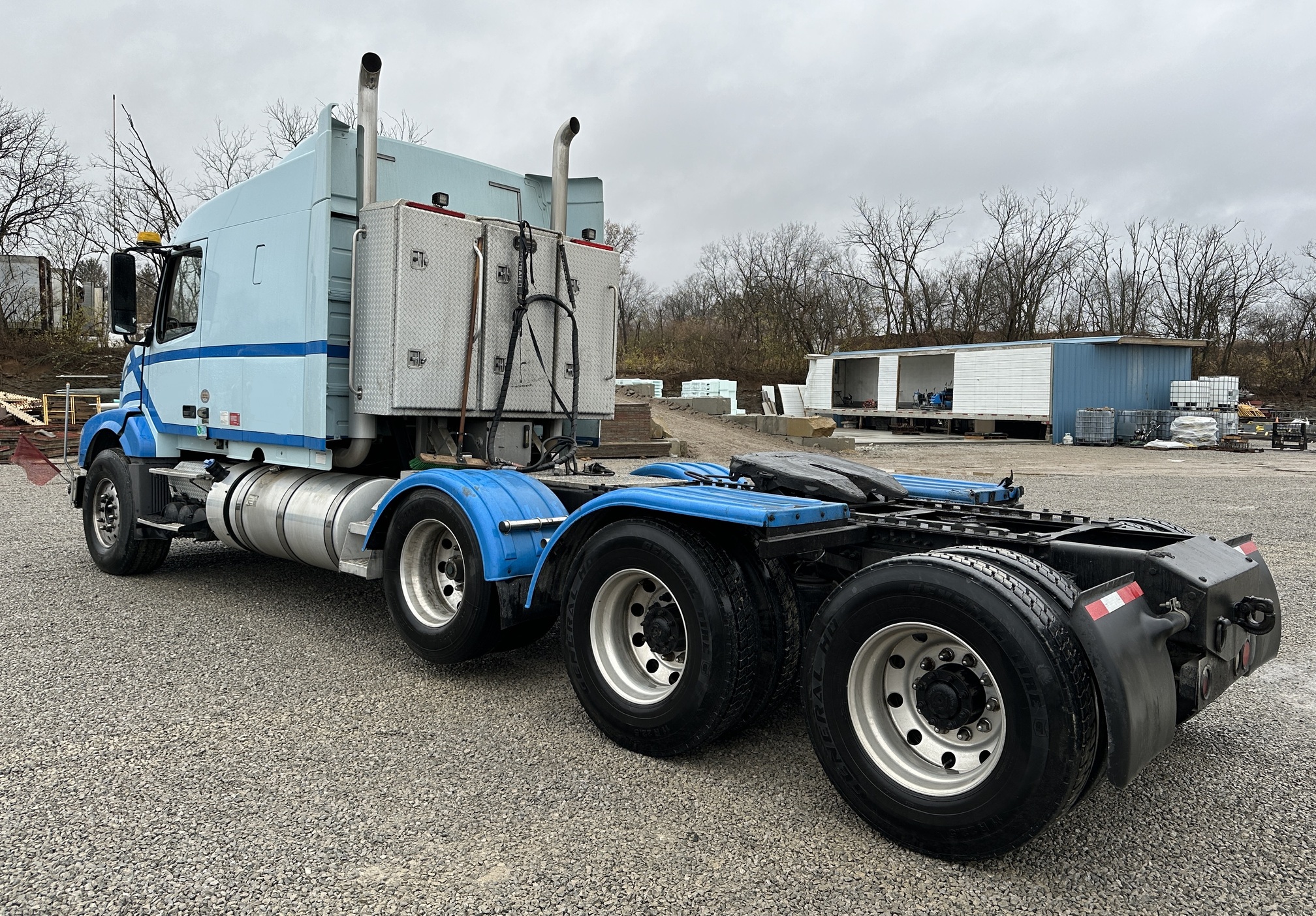 2017 VOLVO VNX84T630 - Image 3