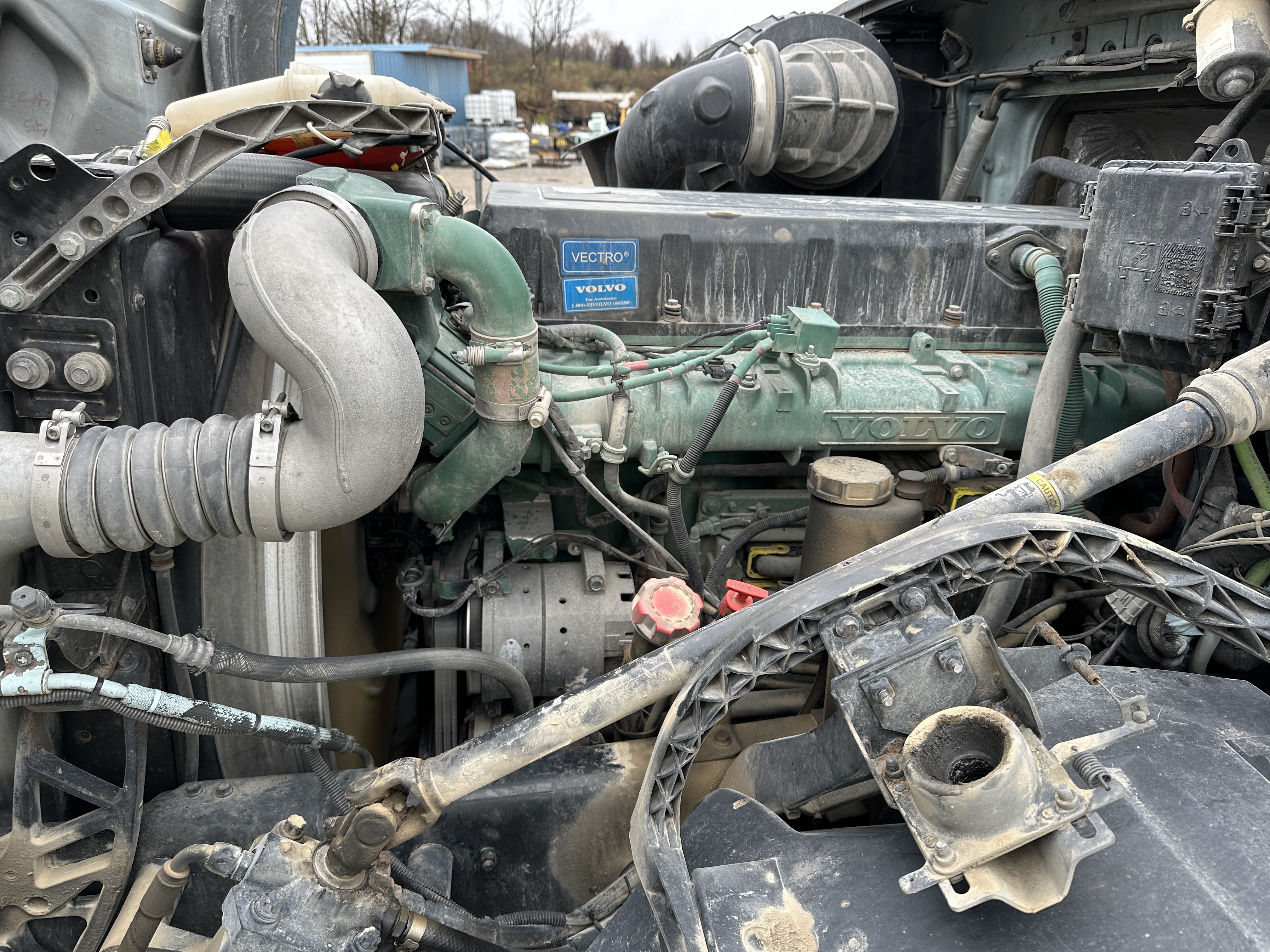 2017 VOLVO VNX84T630 - Image 31