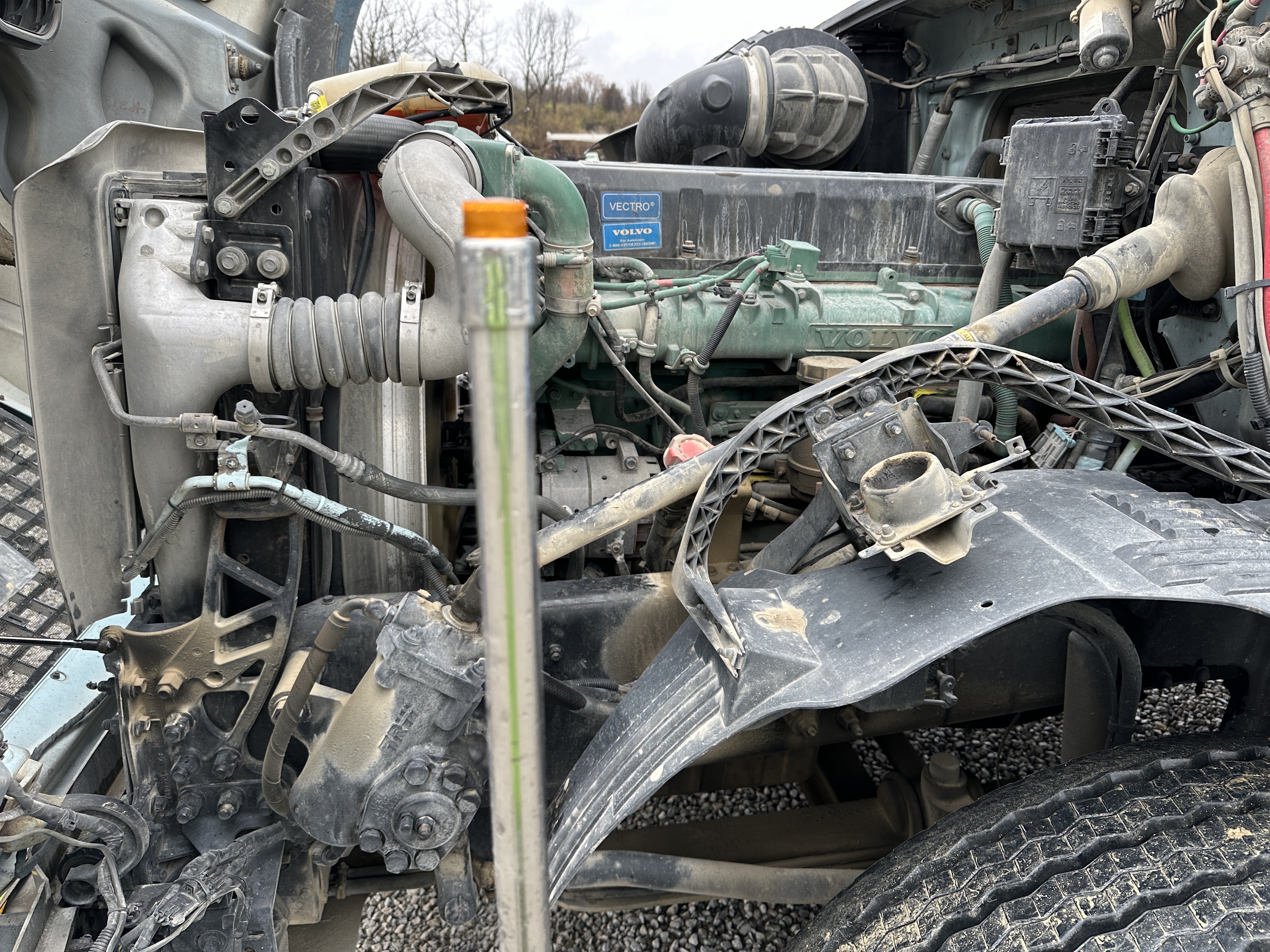 2017 VOLVO VNX84T630 - Image 33