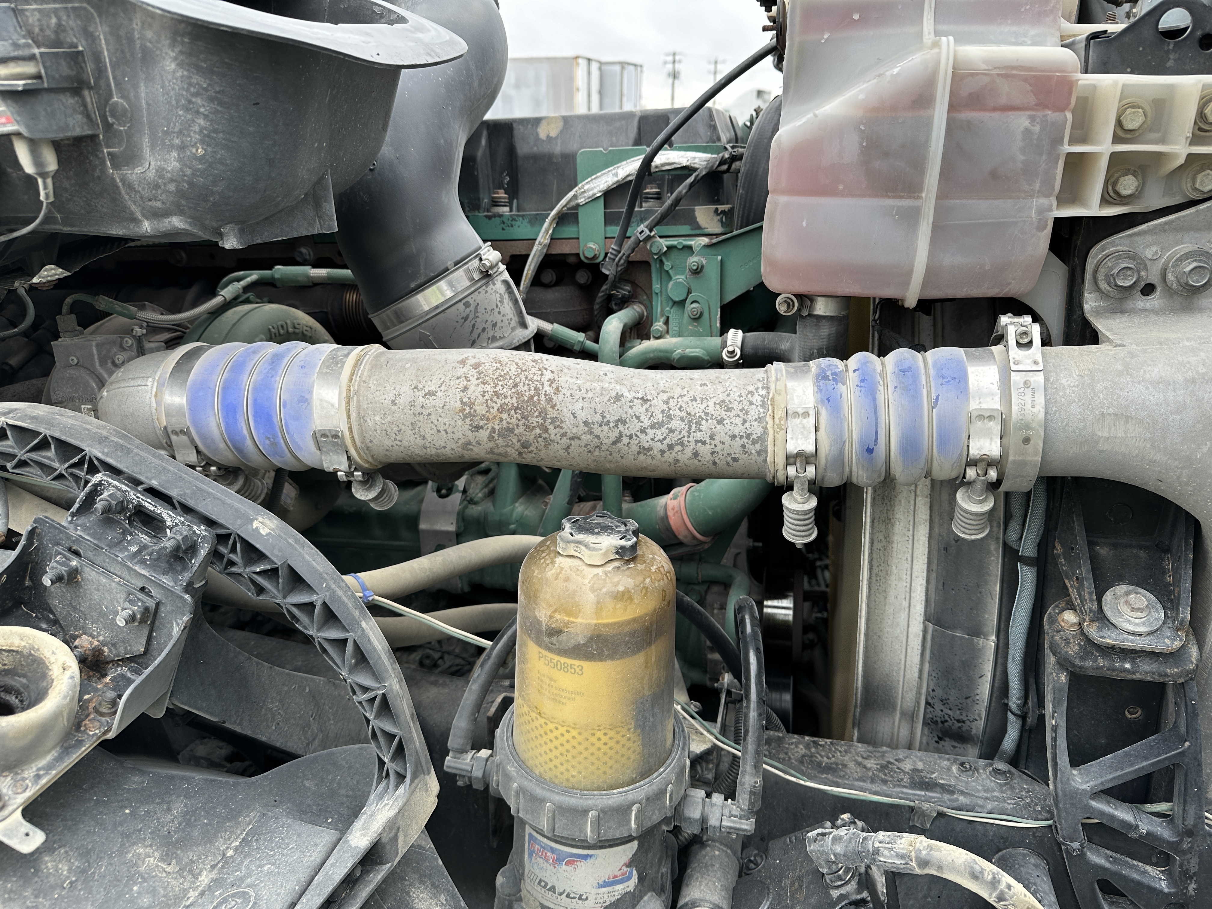 2017 VOLVO VNX84T630 - Image 34