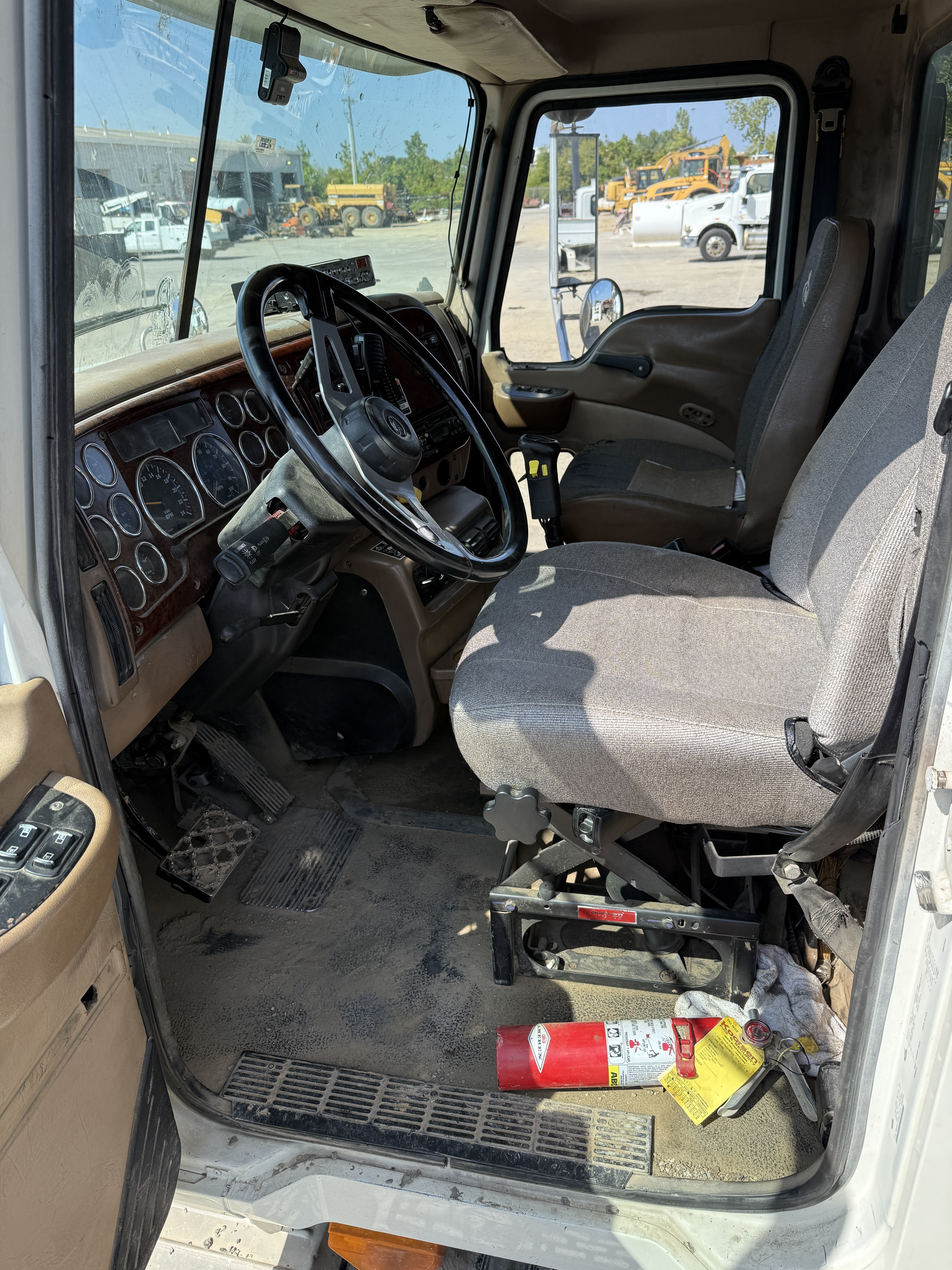 2005 MACK CV713 - Image 30