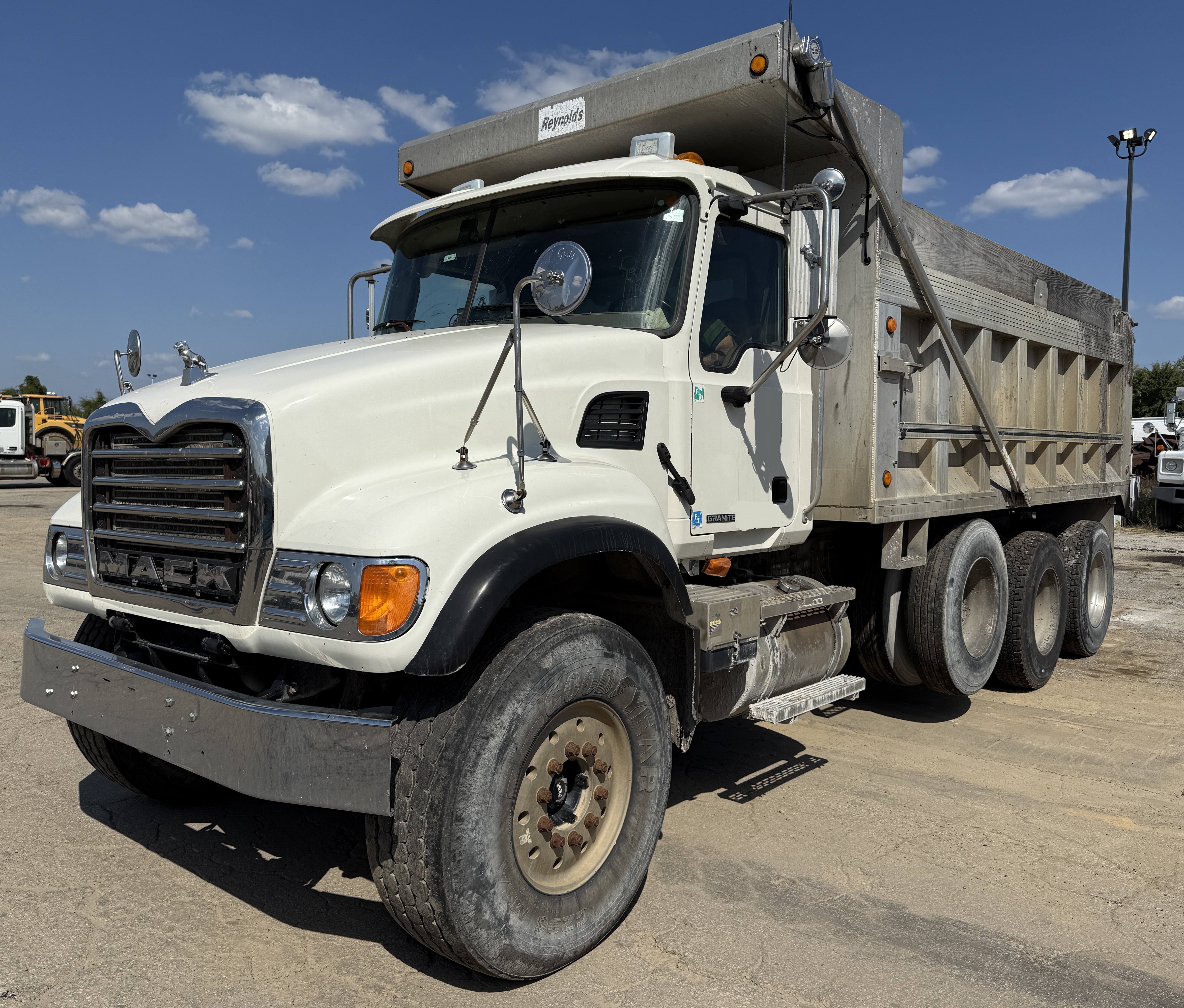 2005 MACK CV713 - Image 2