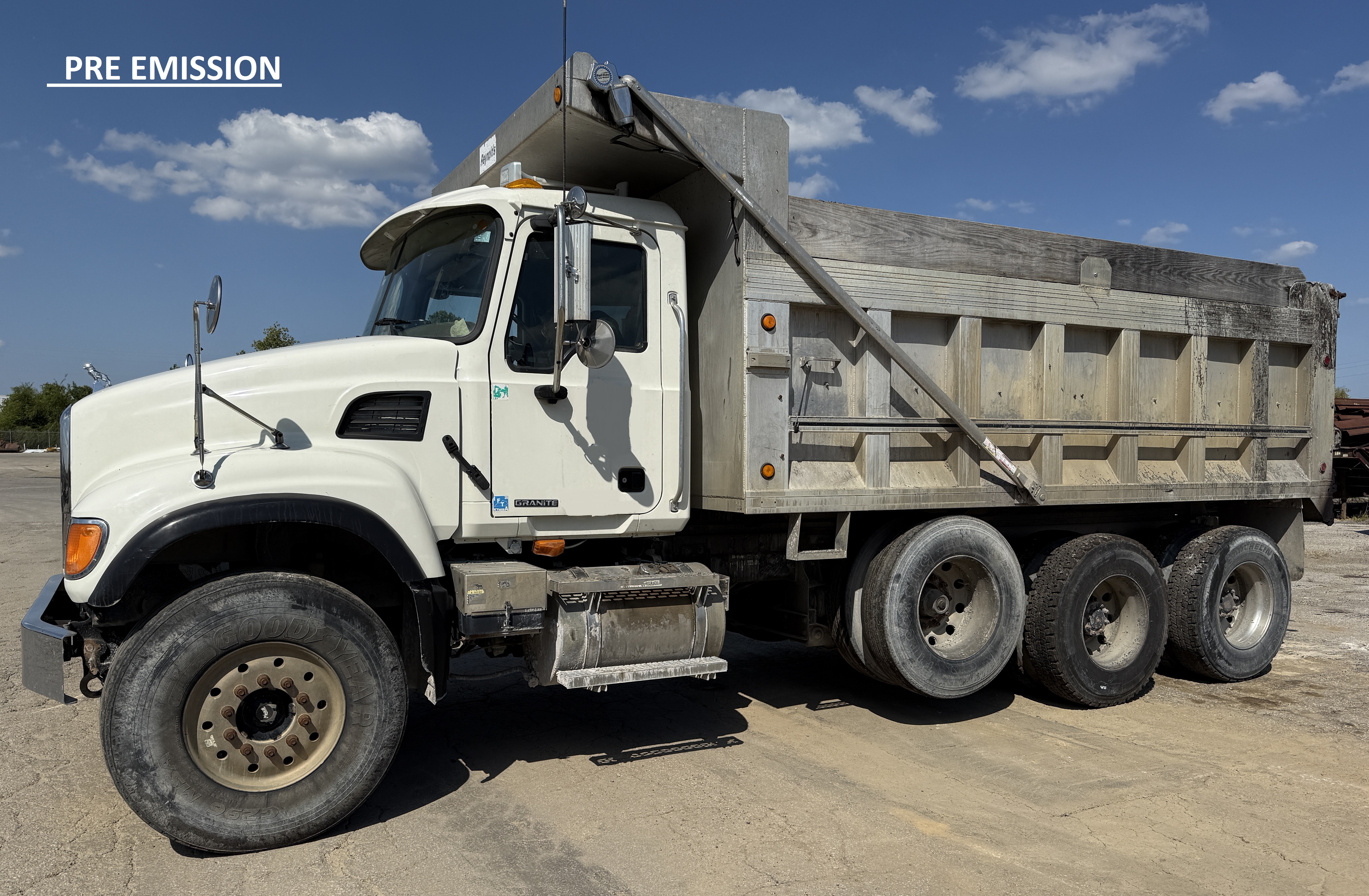 2005 MACK CV713