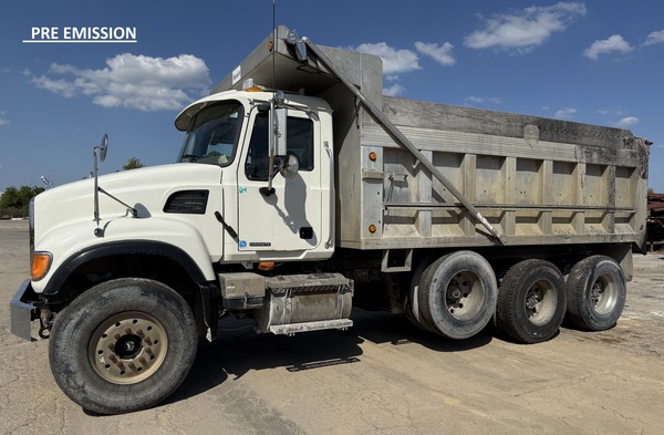 2005 MACK CV713