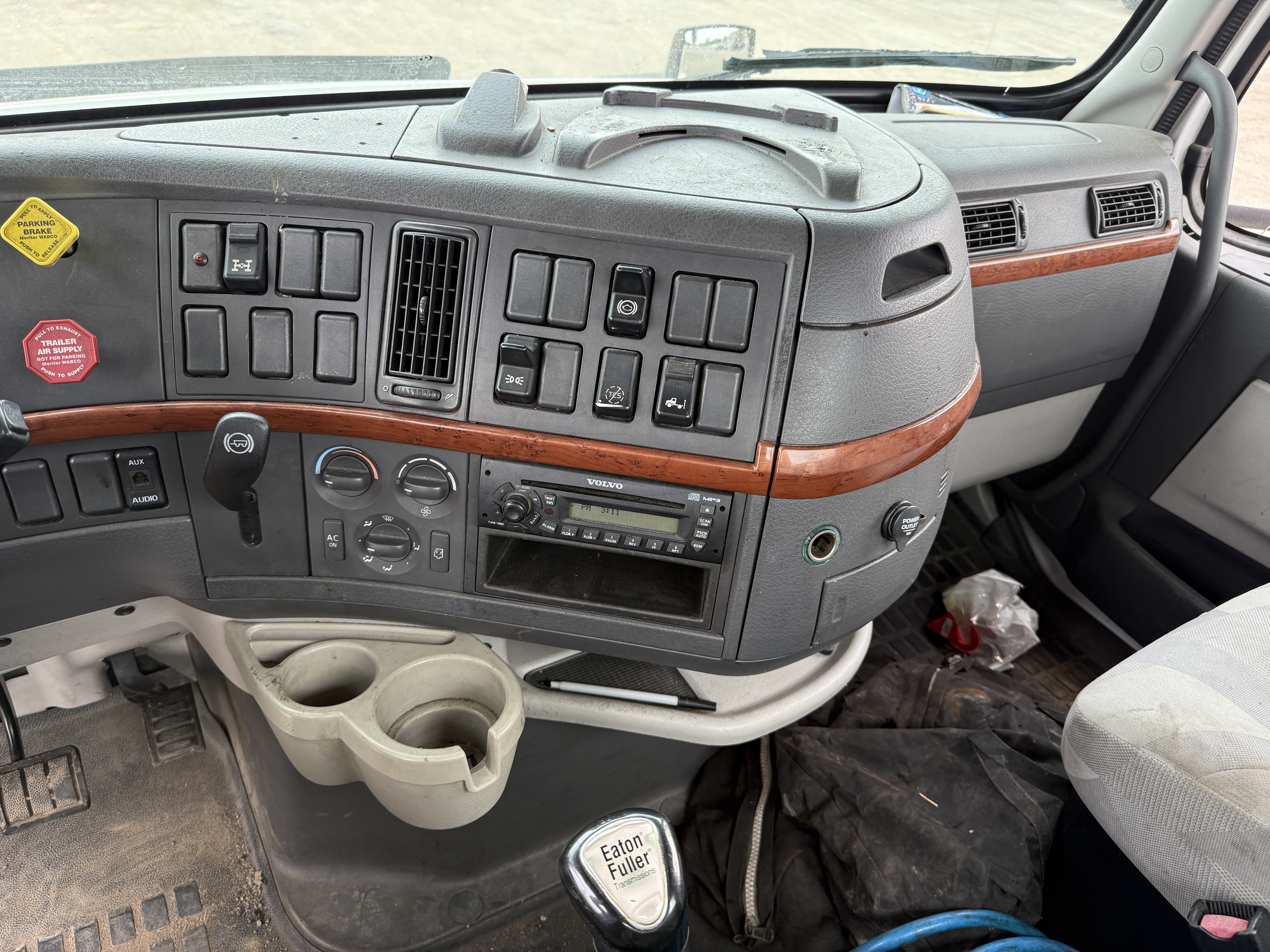 2010 VOLVO VNL64TN - view 17 of 24