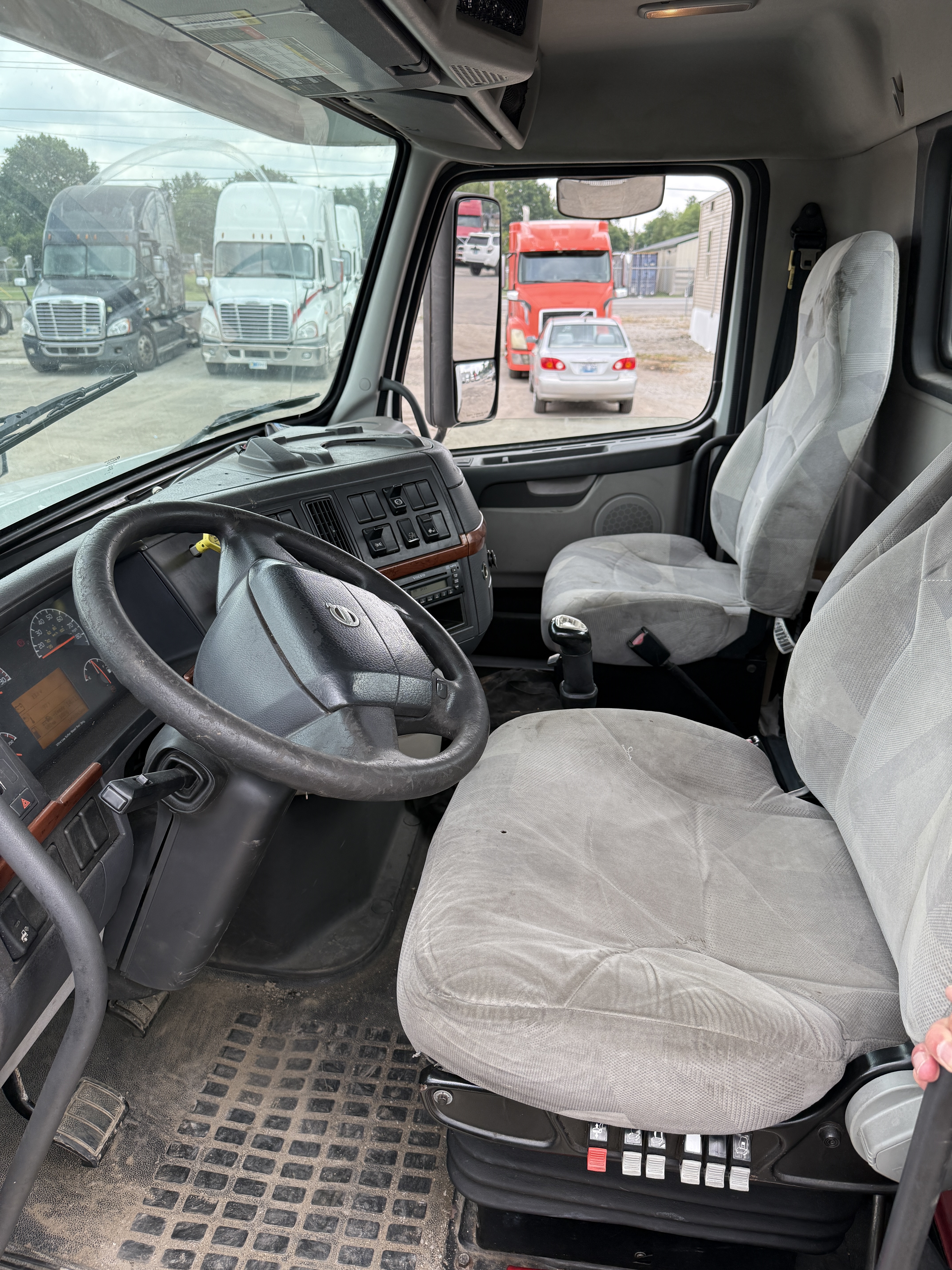 2010 VOLVO VNL64TN - view 18 of 24