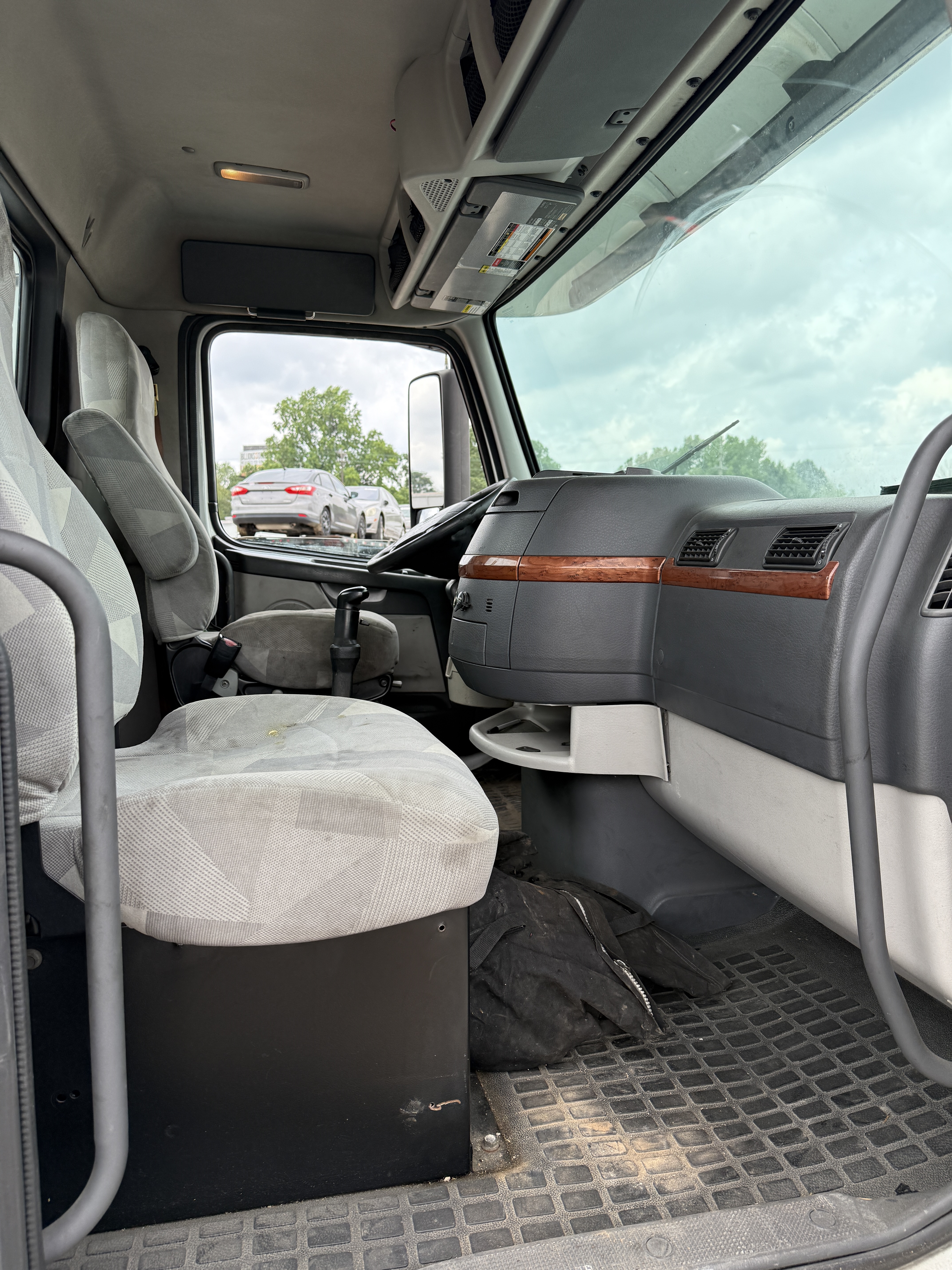 2010 VOLVO VNL64TN - view 19 of 24