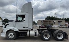 2010 VOLVO VNL64TN - Image 2