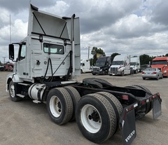 2010 VOLVO VNL64TN - Image 3