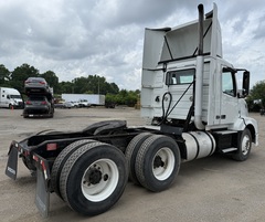 2010 VOLVO VNL64TN - Image 5