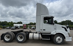 2010 VOLVO VNL64TN - Image 6