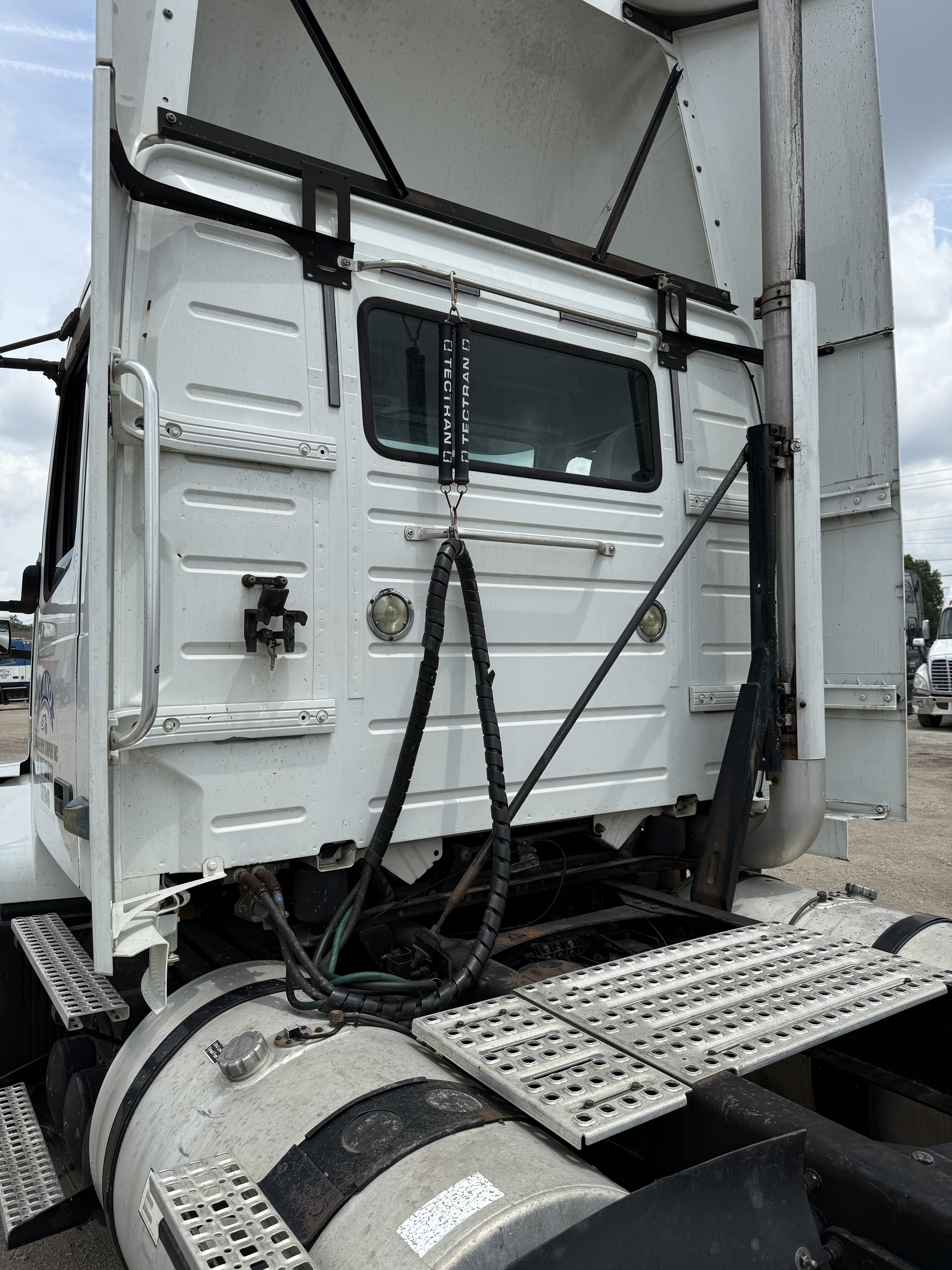 2010 VOLVO VNL64TN - view 13 of 24