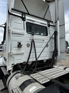 2010 VOLVO VNL64TN - Image 13