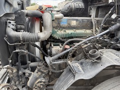 2010 VOLVO VNL64TN - Image 20