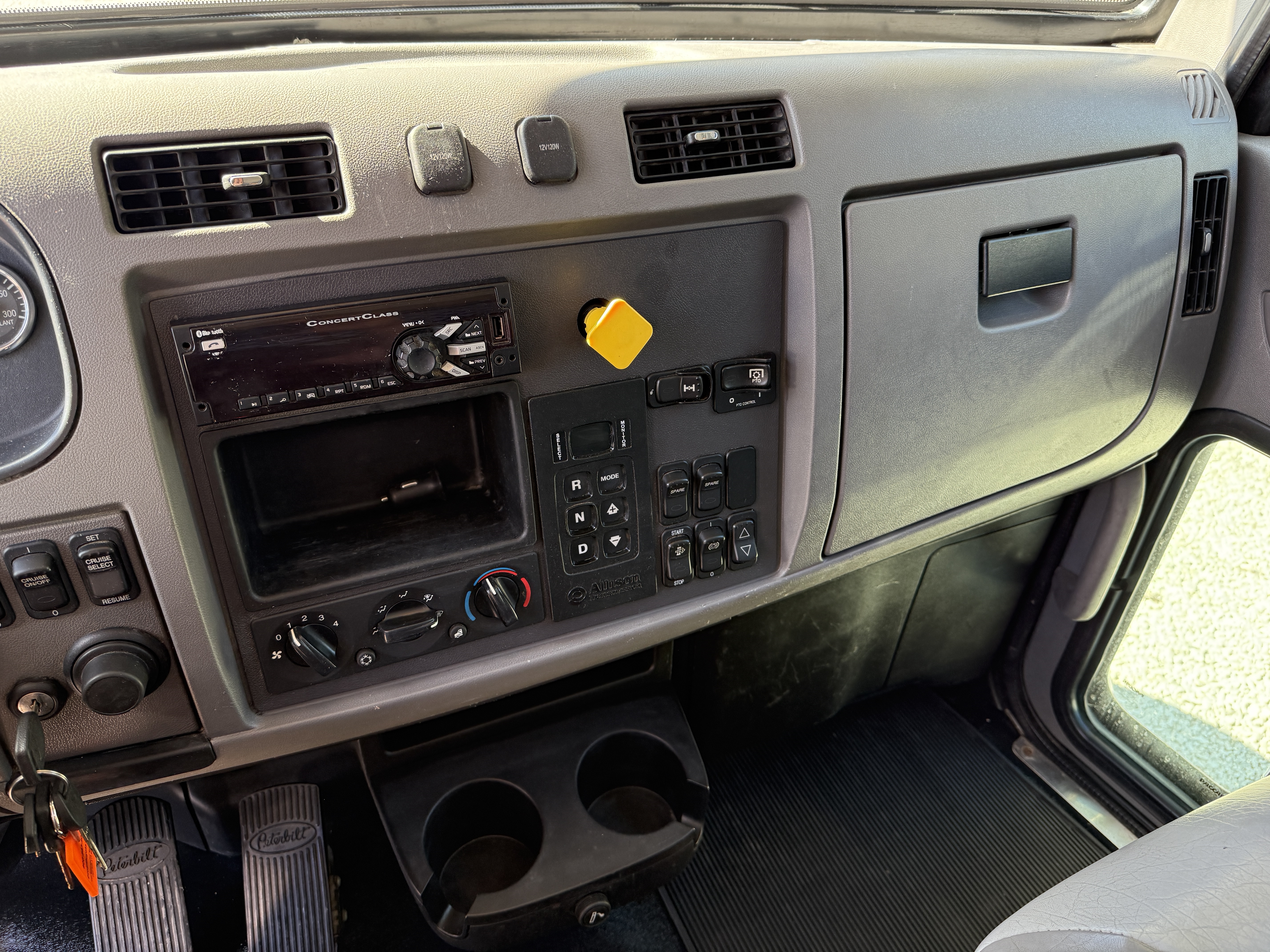 2017 PETERBILT 337 - Image 16