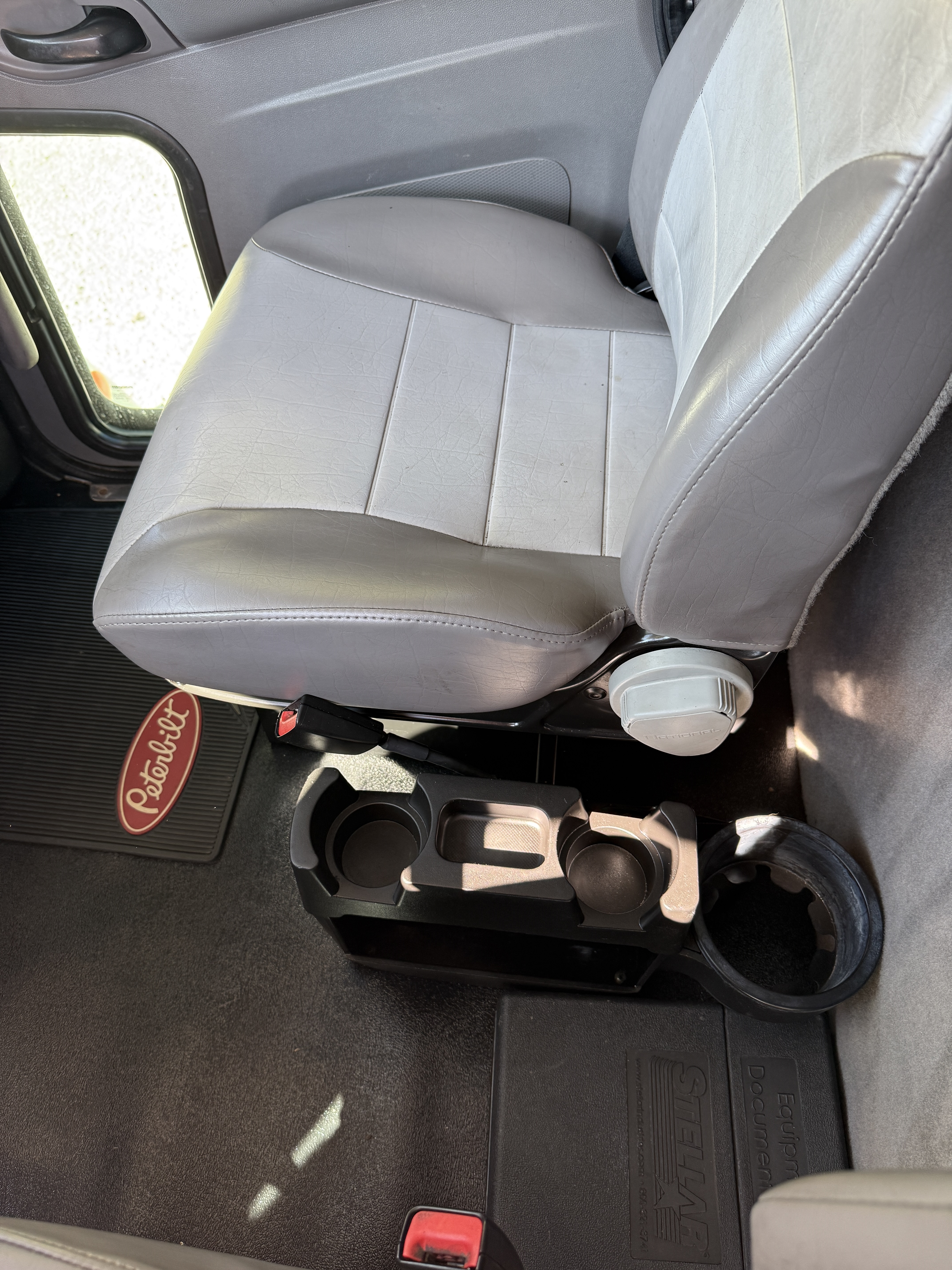 2017 PETERBILT 337 - Image 17