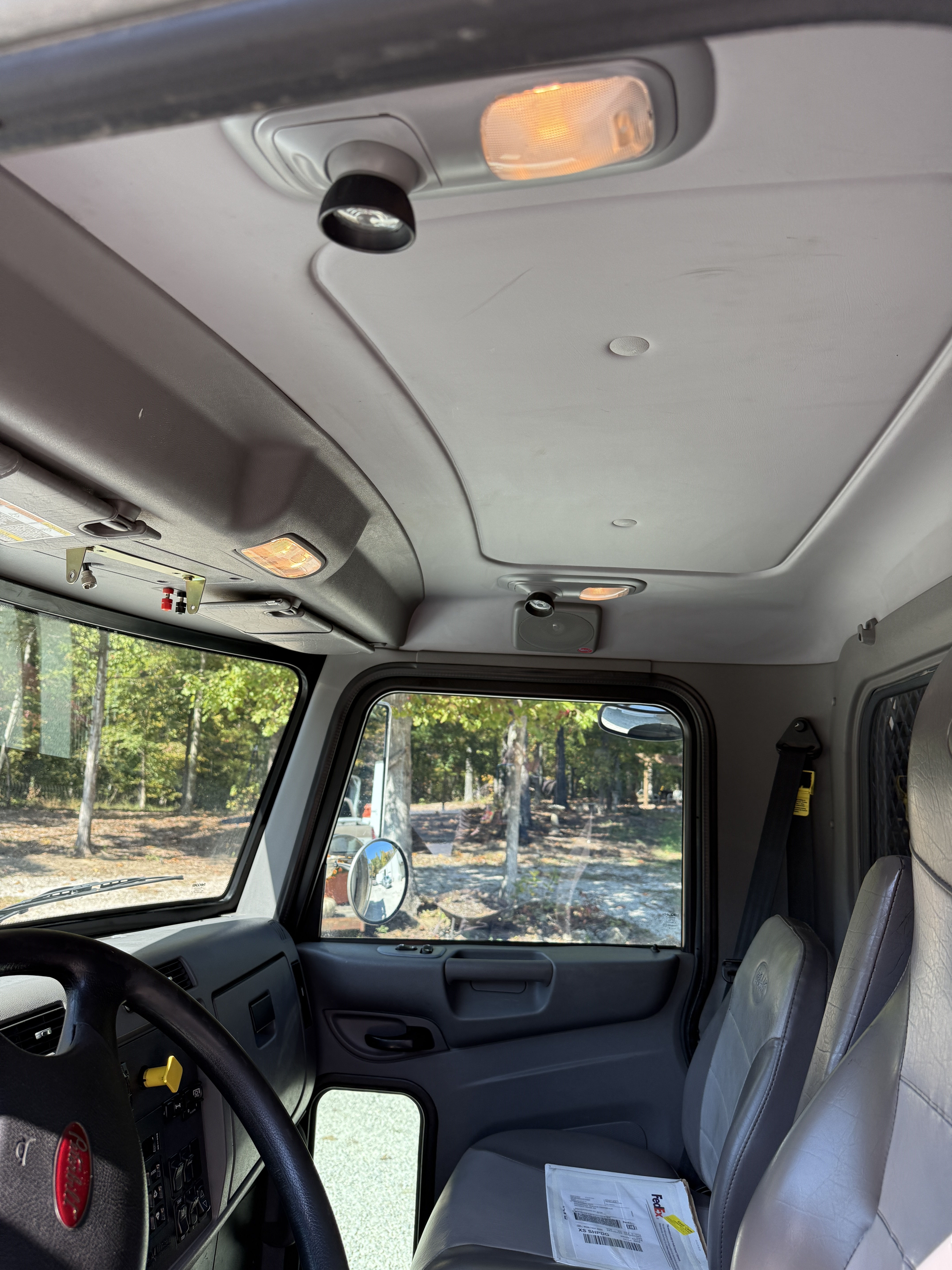 2017 PETERBILT 337 - Image 21