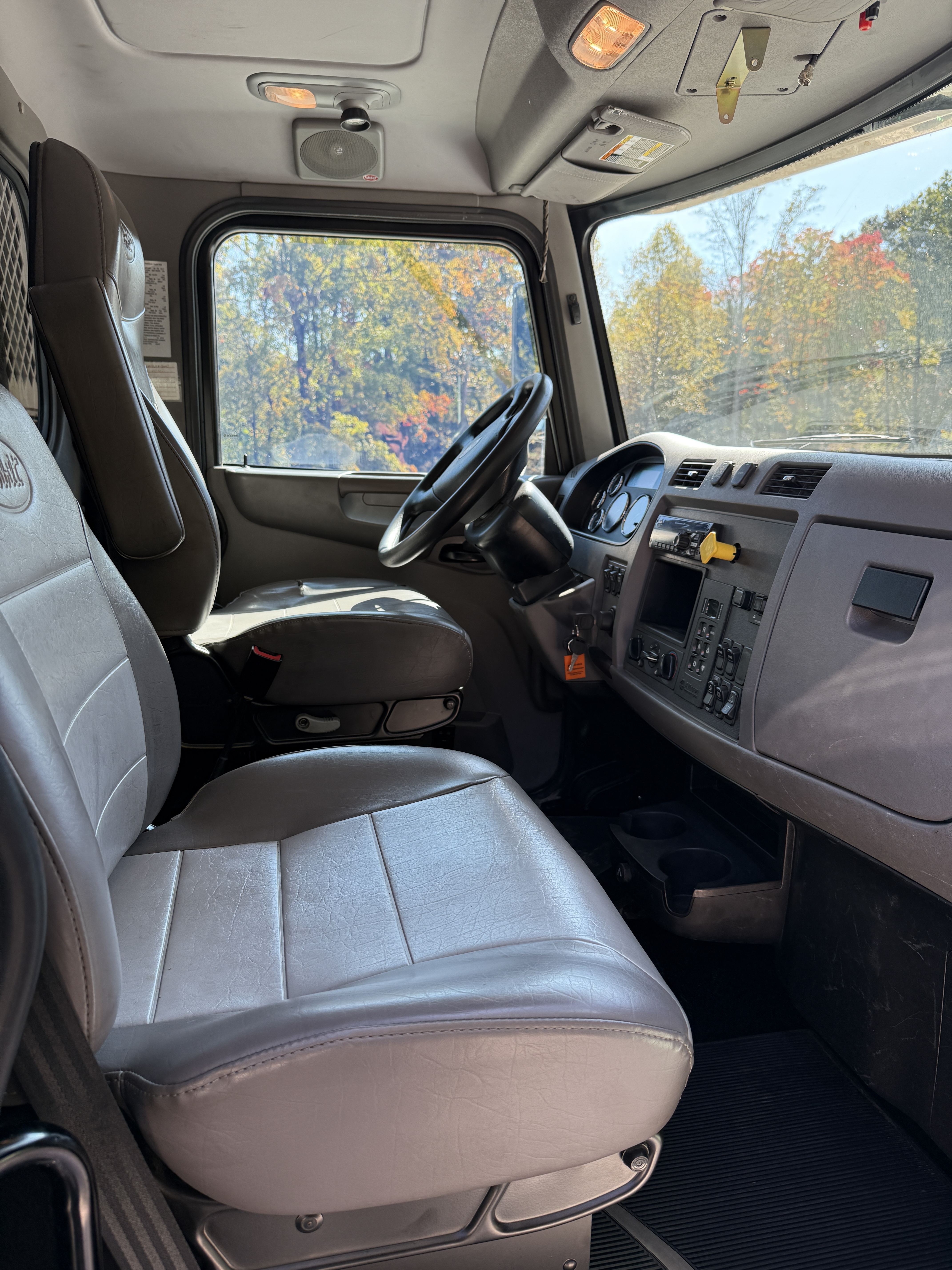2017 PETERBILT 337 - Image 25