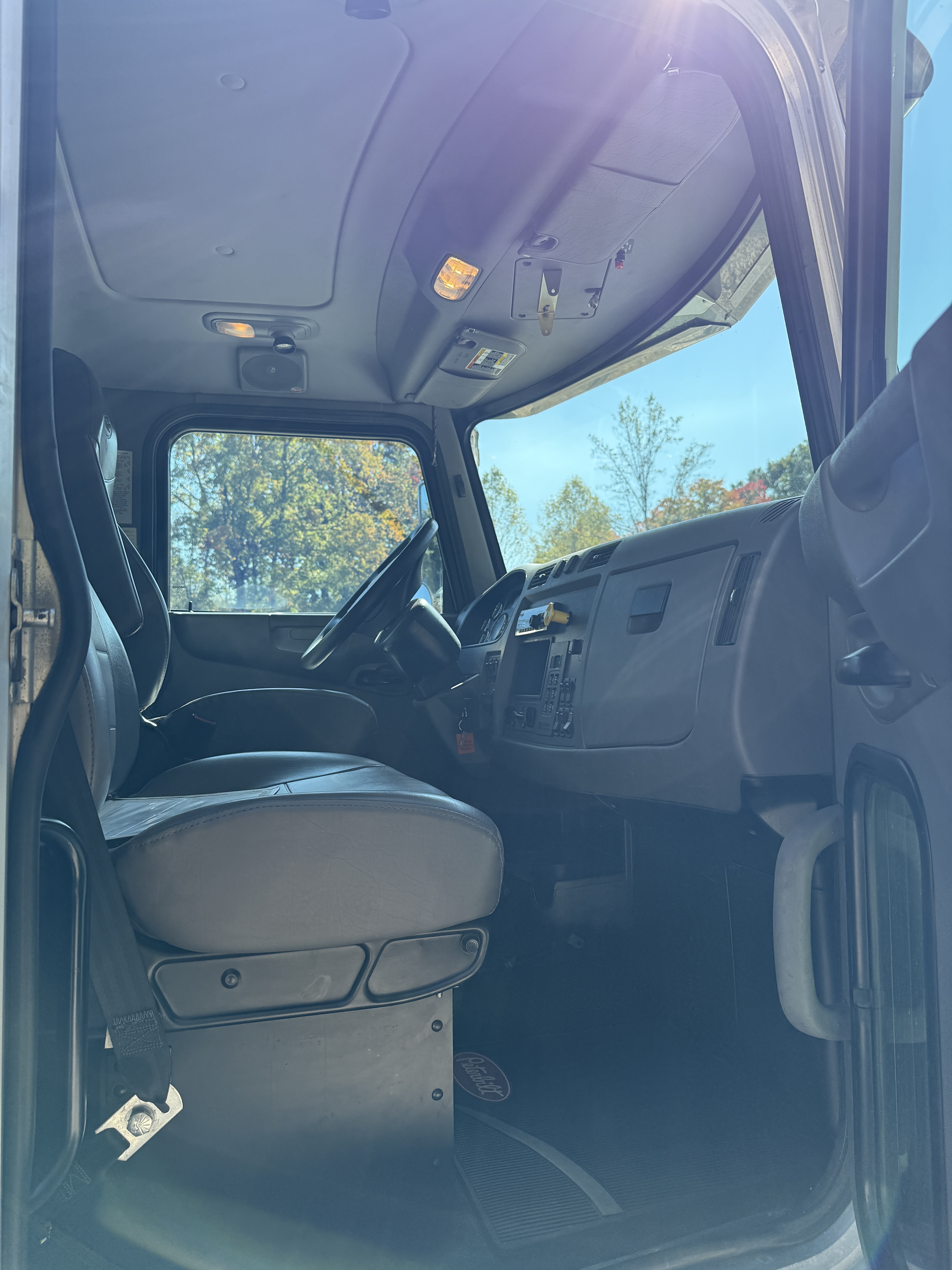 2017 PETERBILT 337 - Image 27