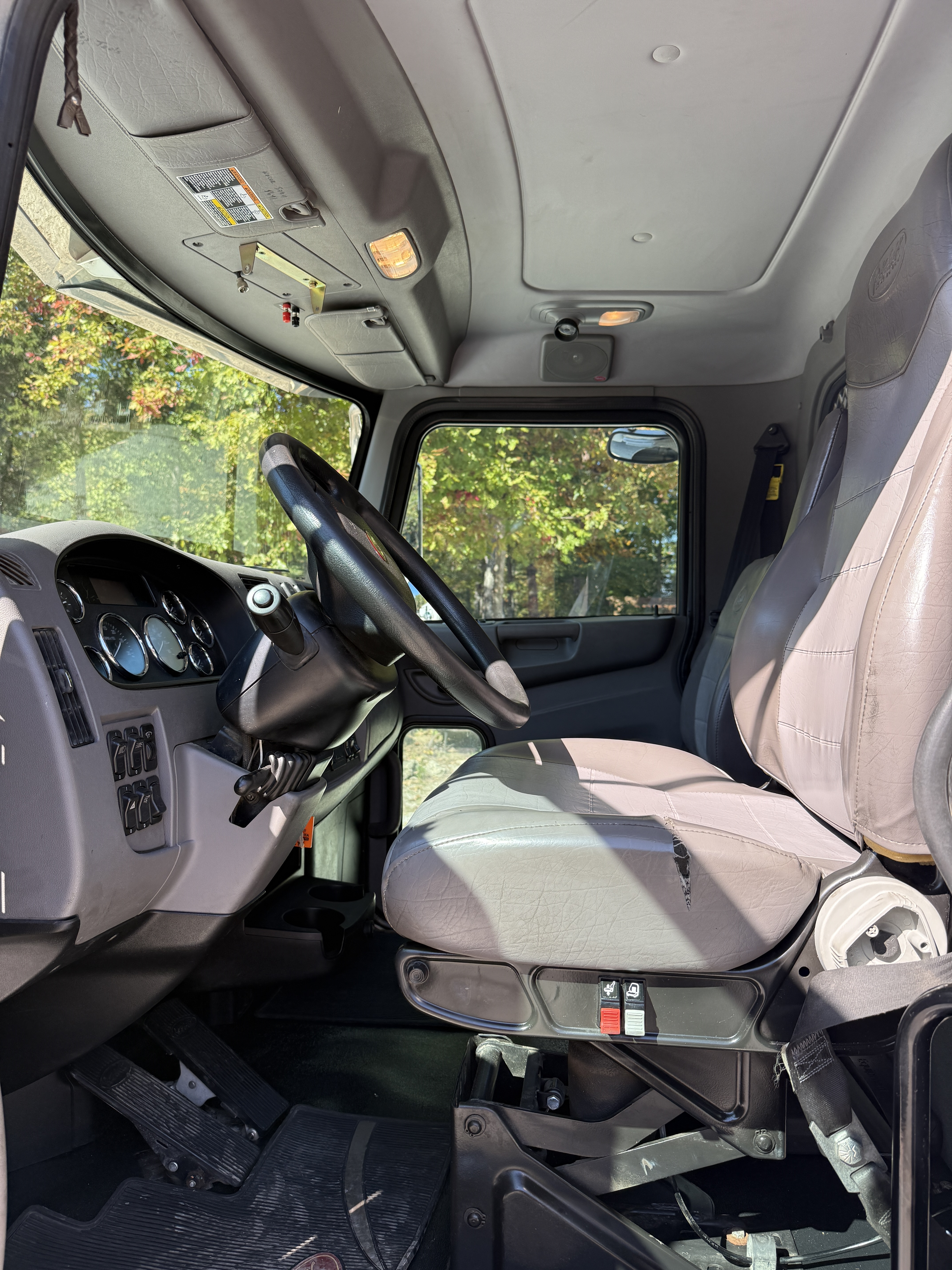 2017 PETERBILT 337 - Image 28