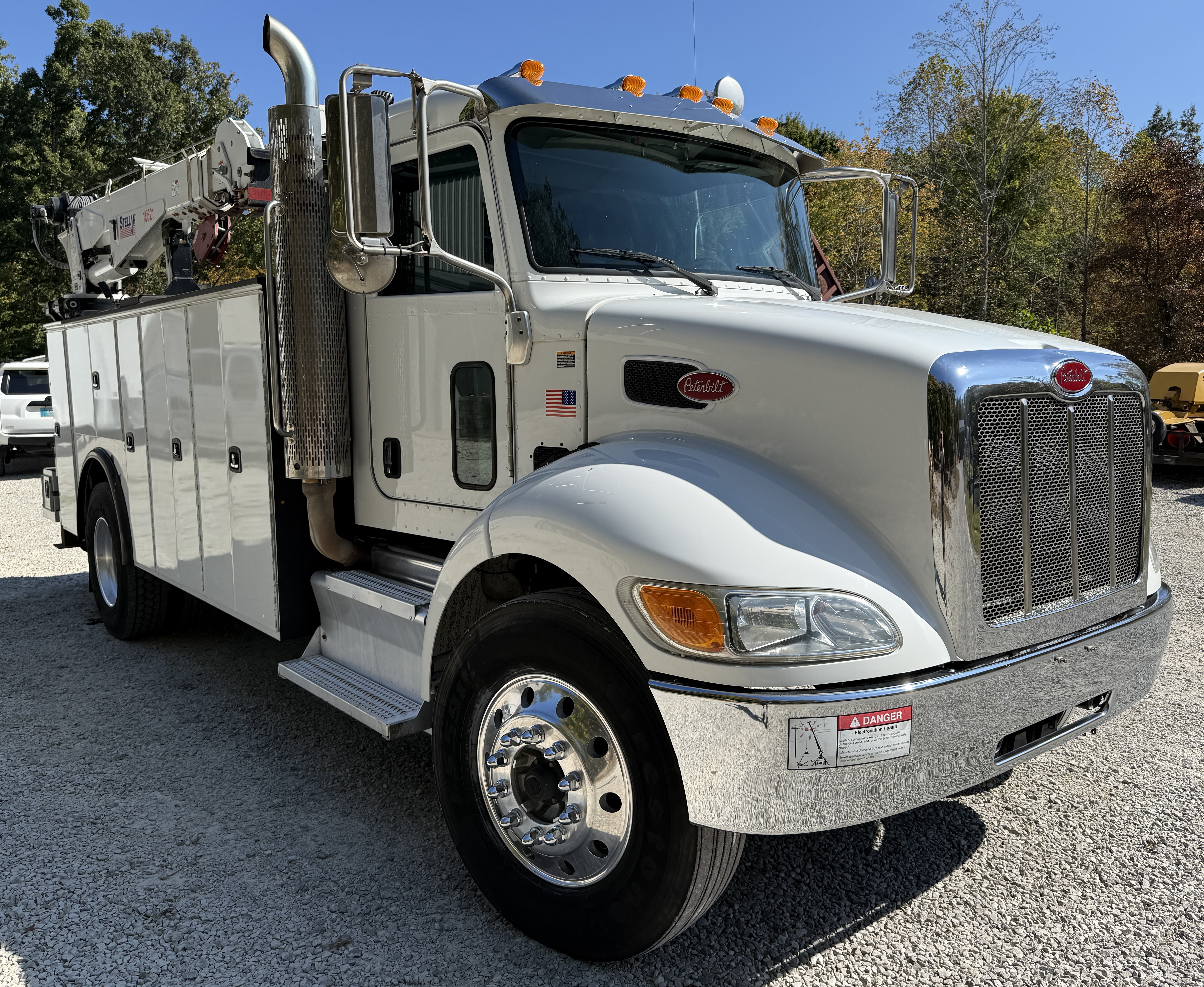 2017 PETERBILT 337 - Image 2