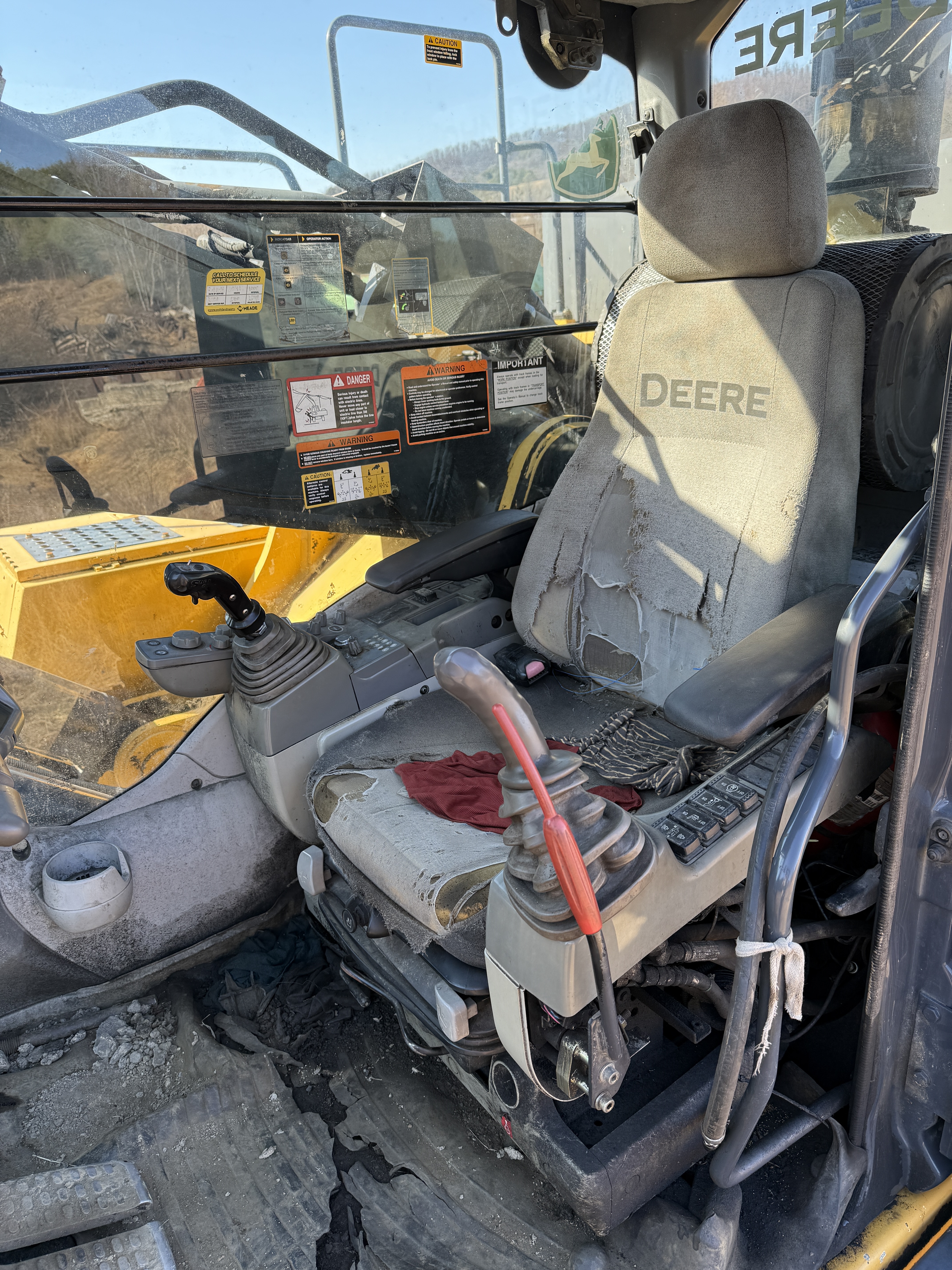 2015 DEERE 470G LC - Image 26