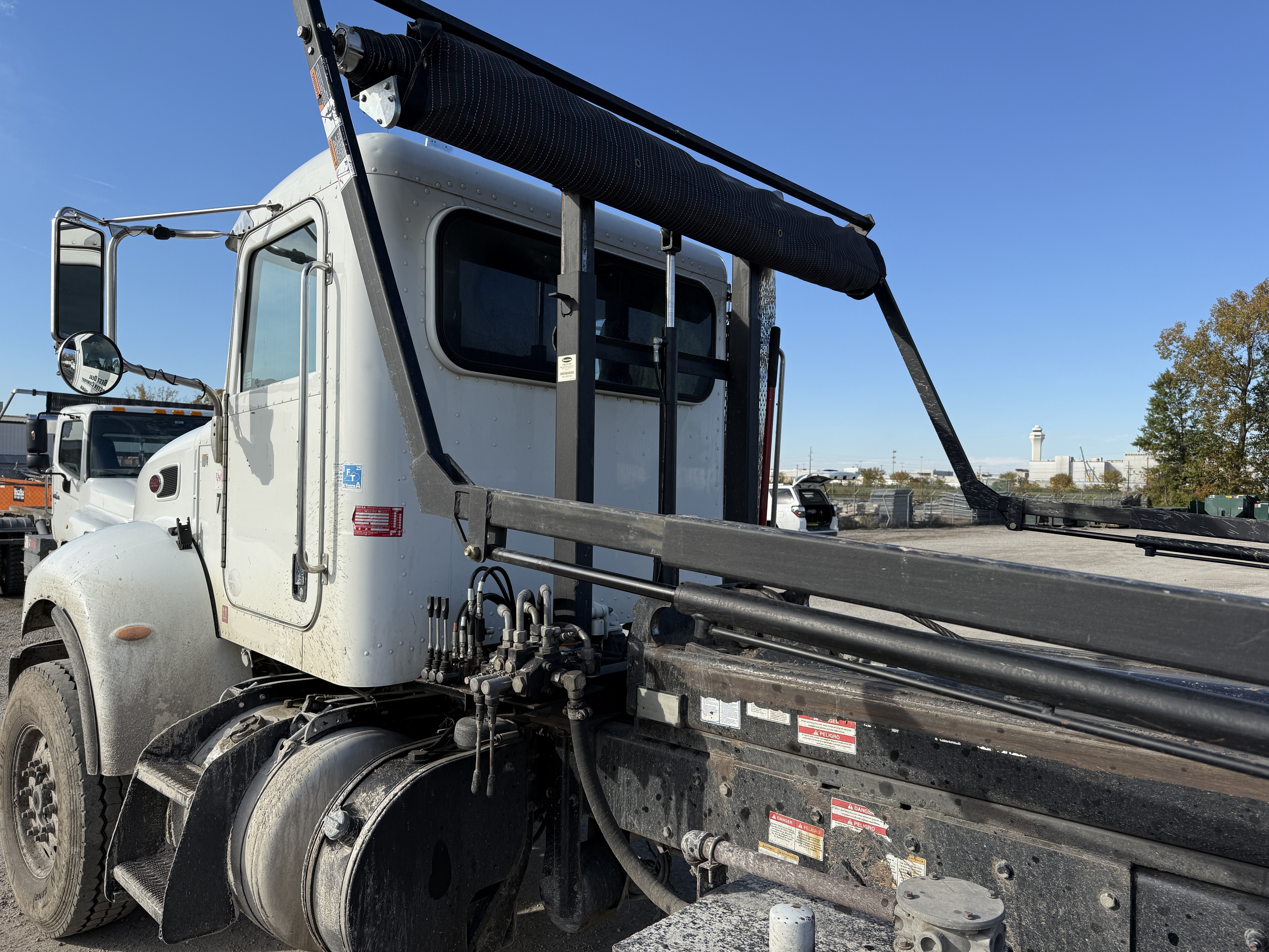 2016 PETERBILT 348 - Image 26