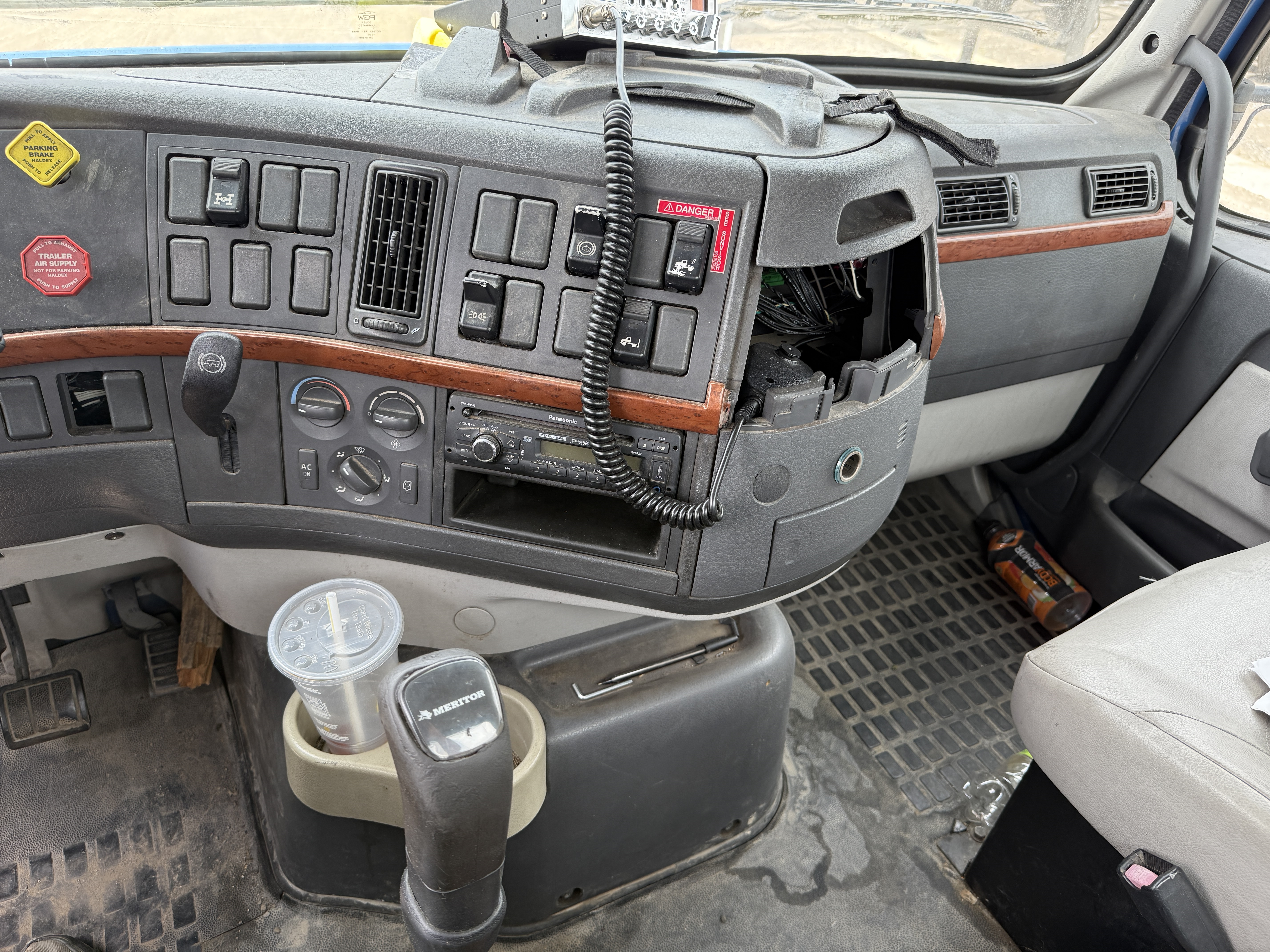 2007 VOLVO VNM - Image 16