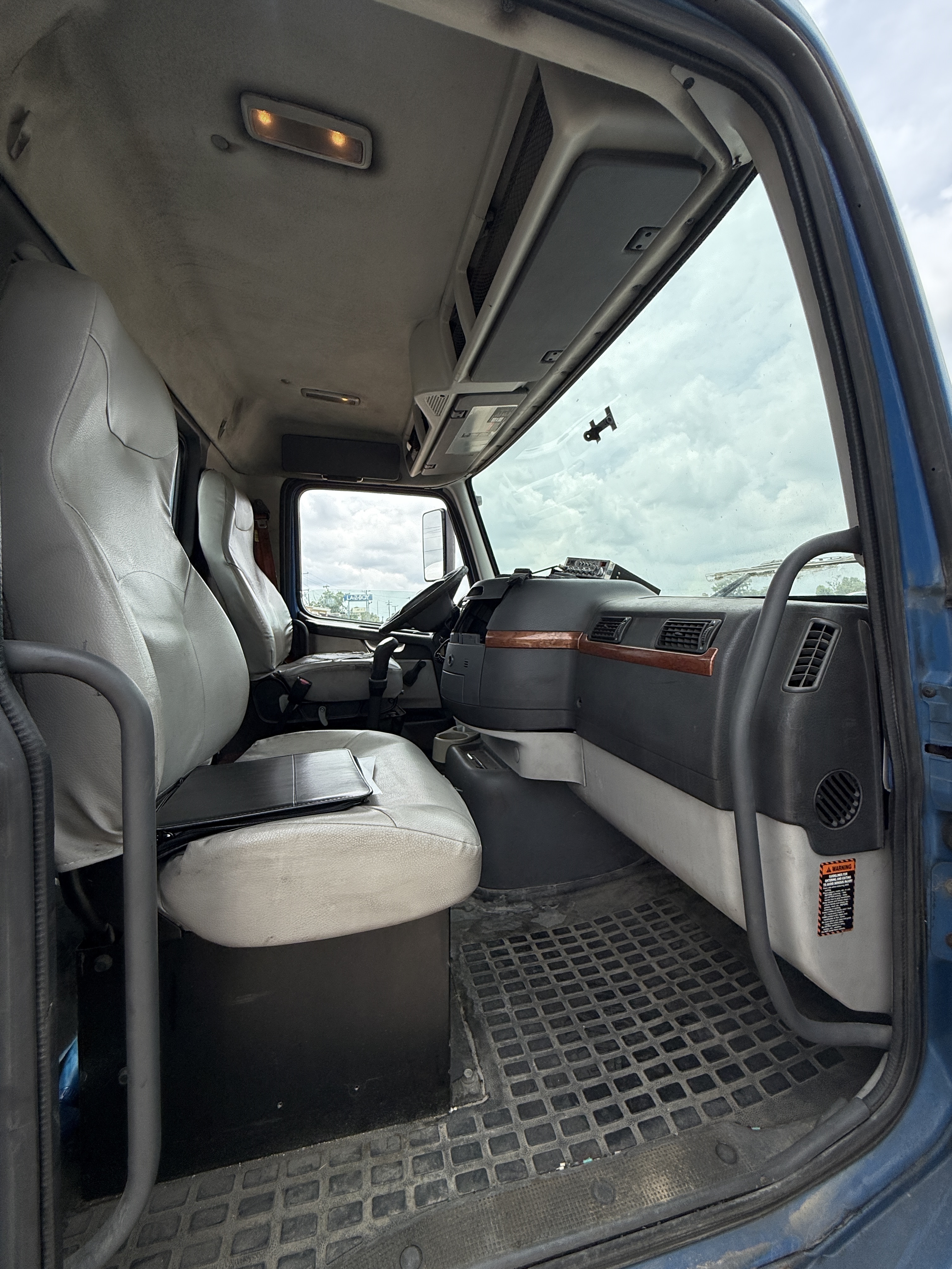 2007 VOLVO VNM - Image 18
