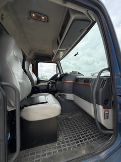 2007 VOLVO VNM - Image 18