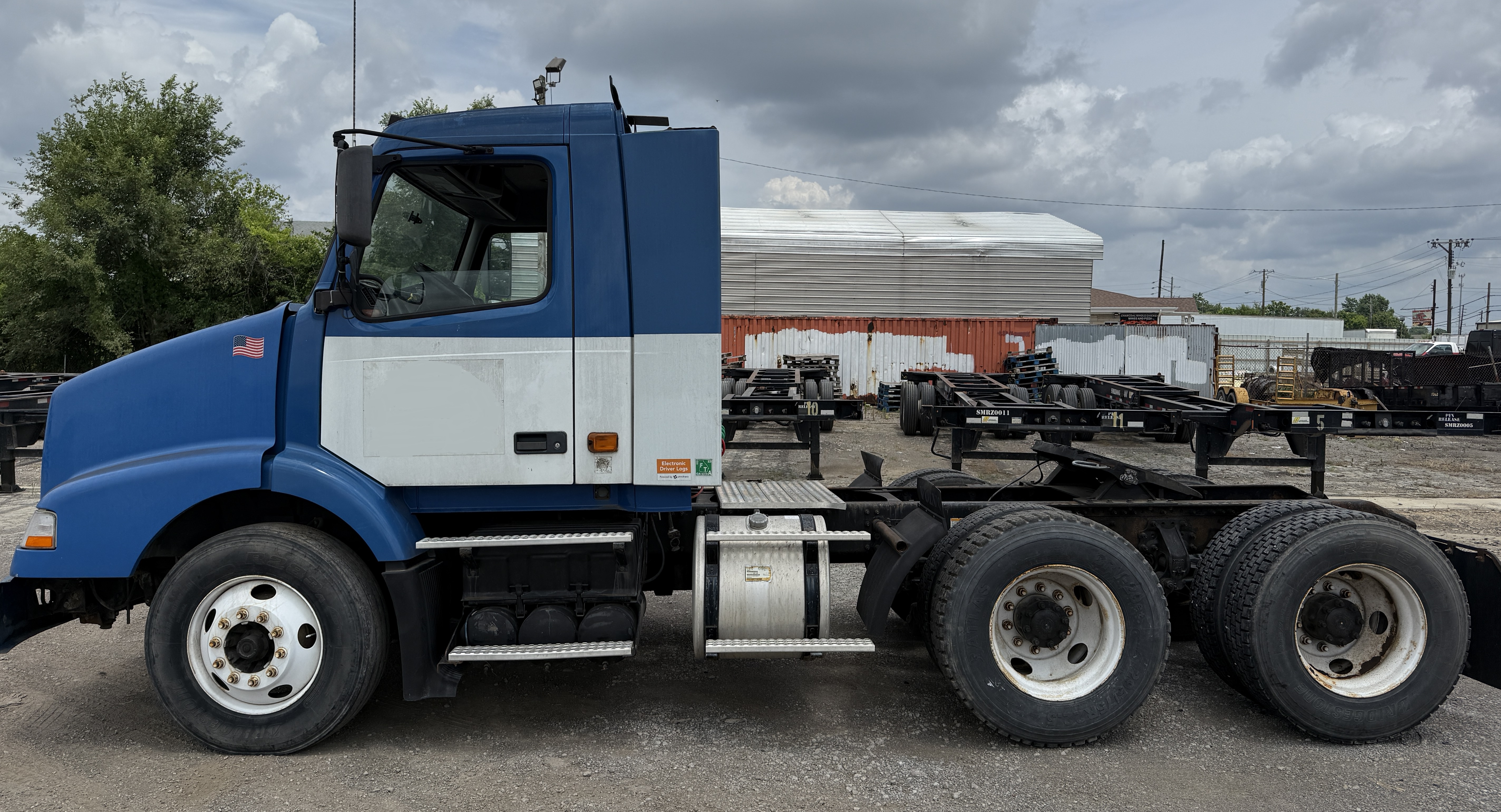 2007 VOLVO VNM - view 2 of 24