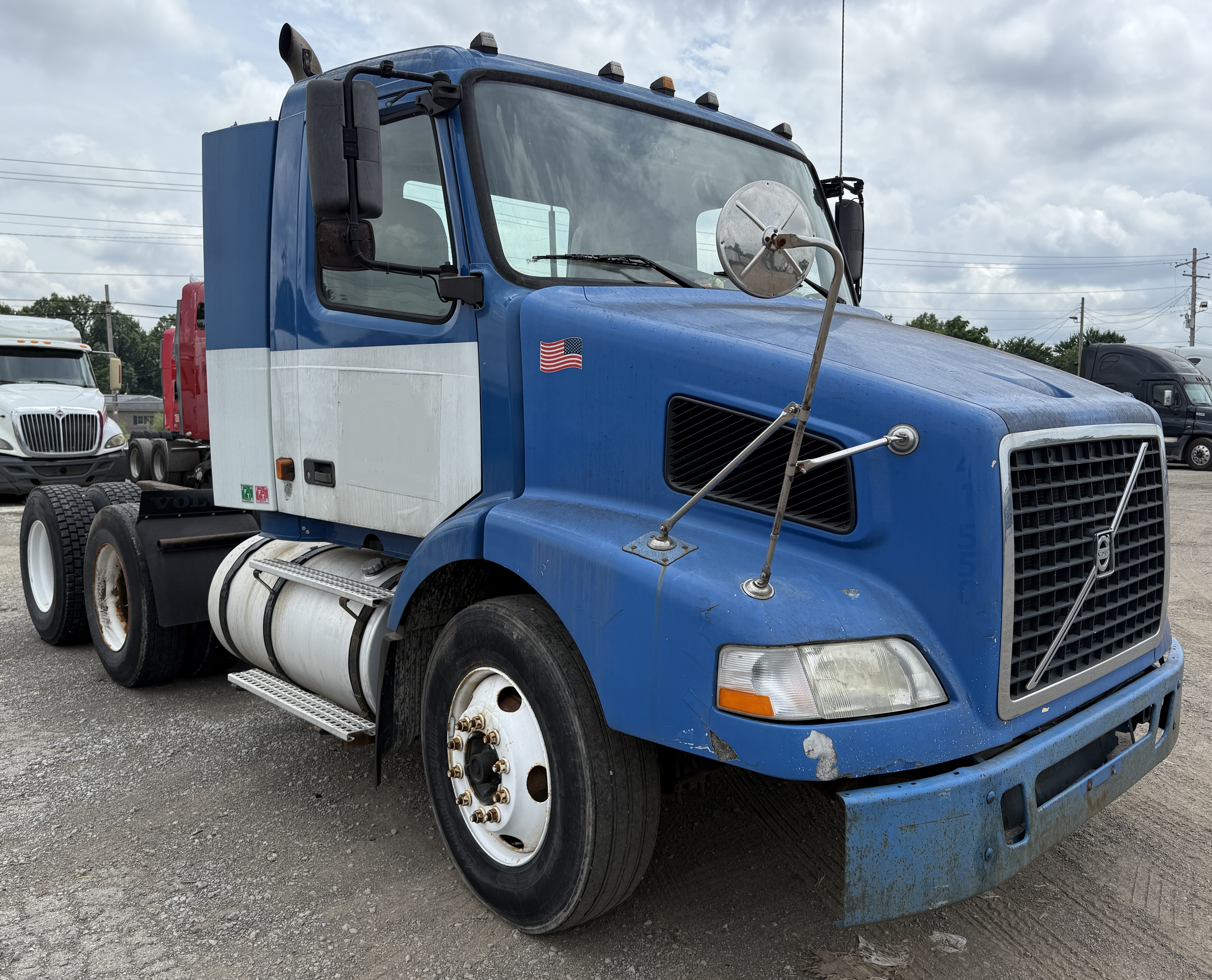 2007 VOLVO VNM - view 7 of 24
