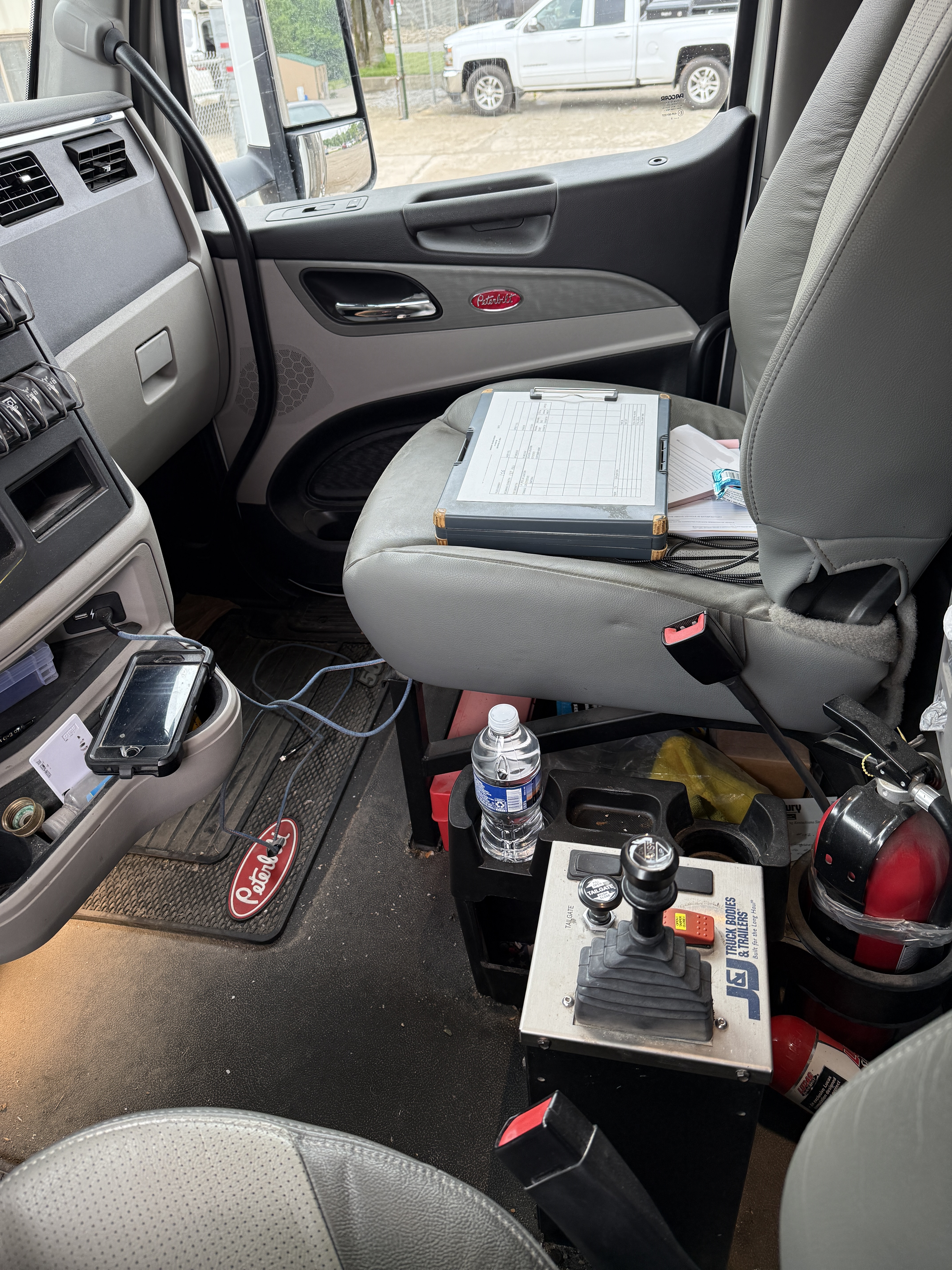 2023 PETERBILT 567 - Image 16