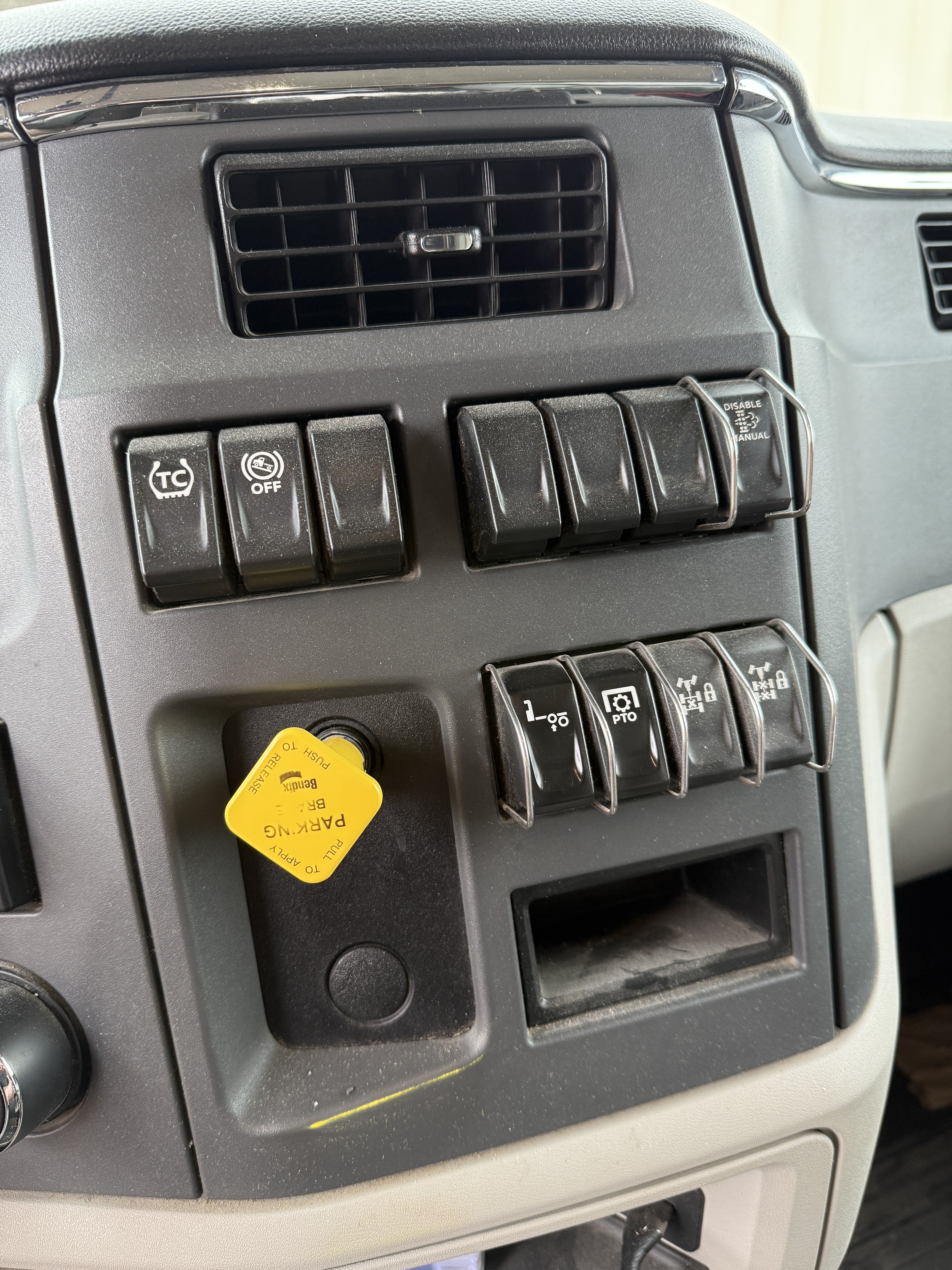 2023 PETERBILT 567 - Image 20