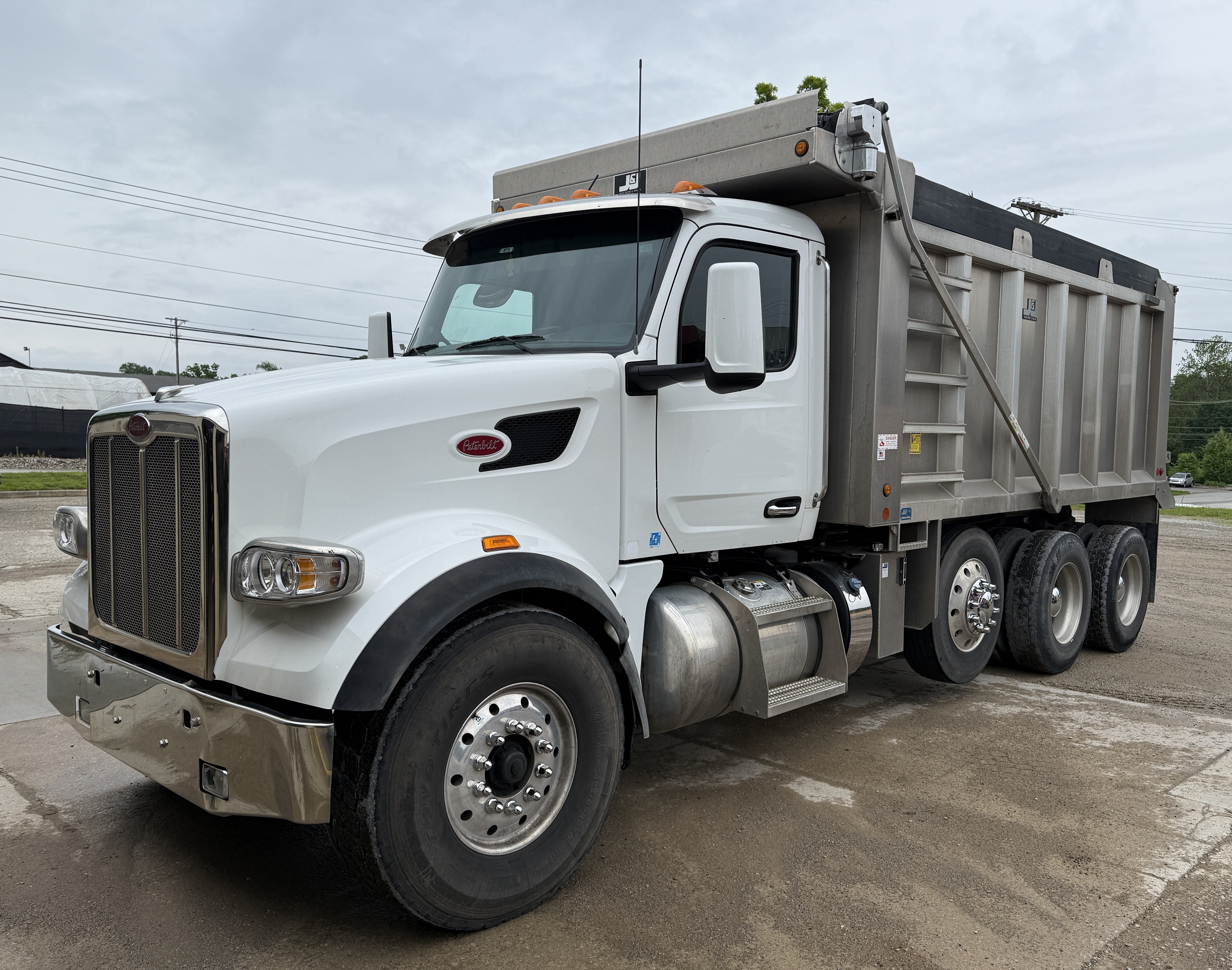 2023 PETERBILT 567 - Image 11