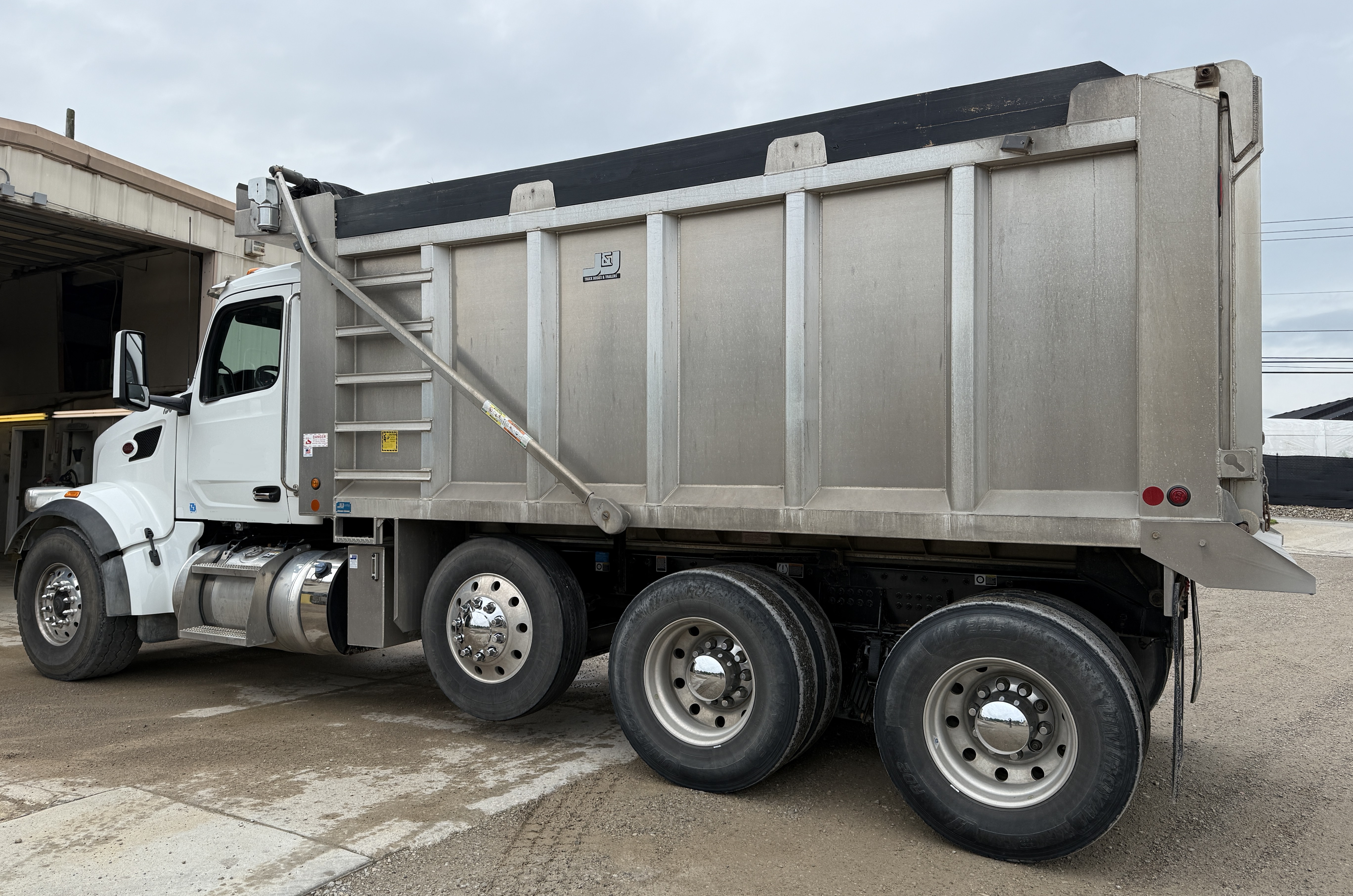 2023 PETERBILT 567 - view 8 of 43