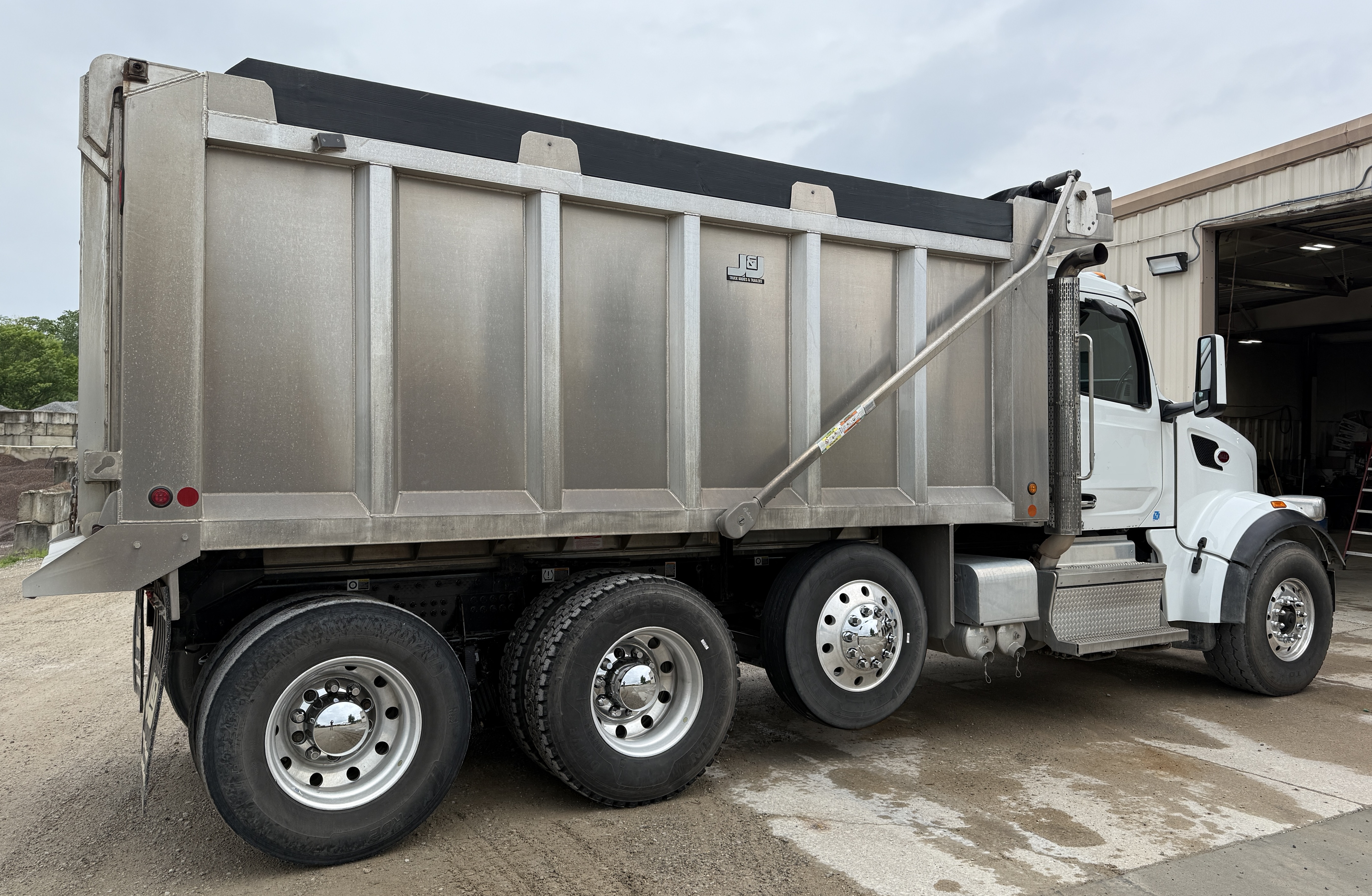 2023 PETERBILT 567 - view 4 of 43