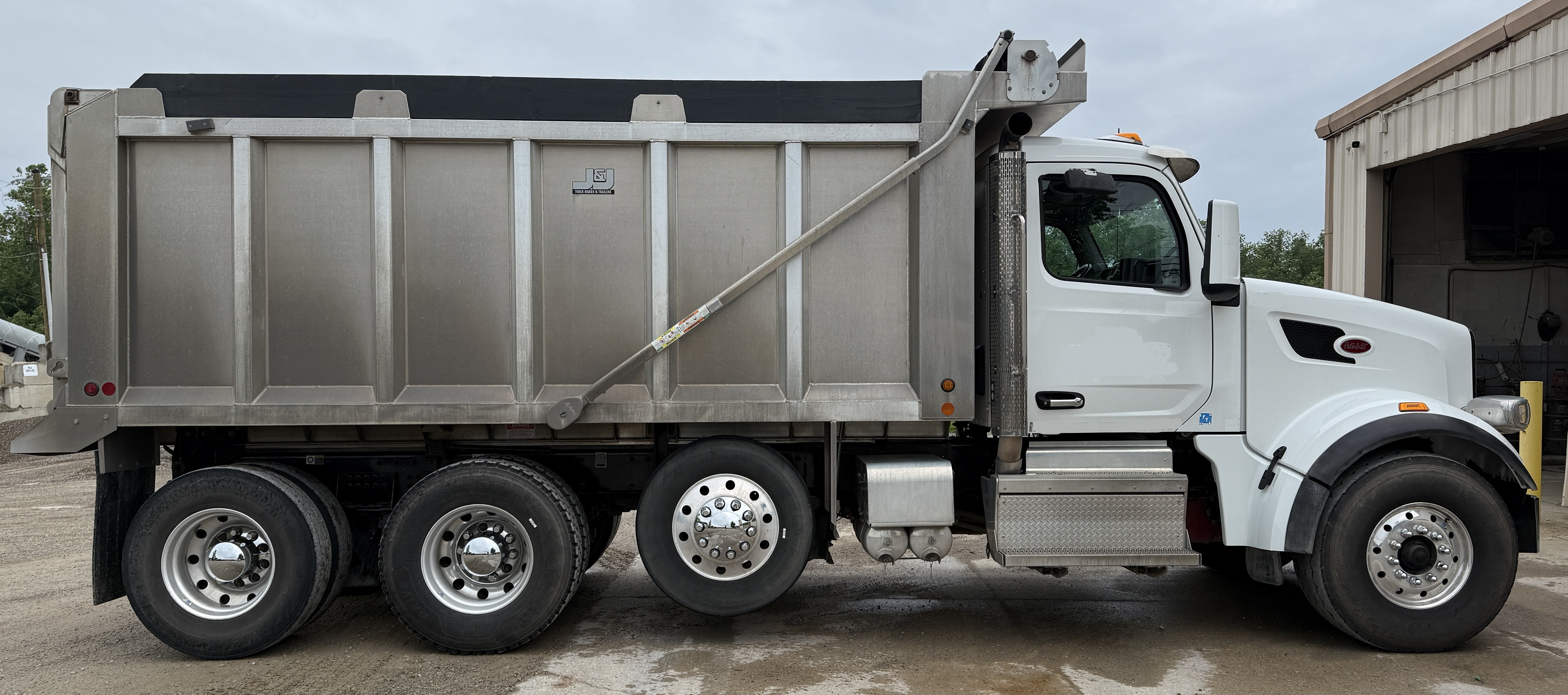 2023 PETERBILT 567 - Image 3