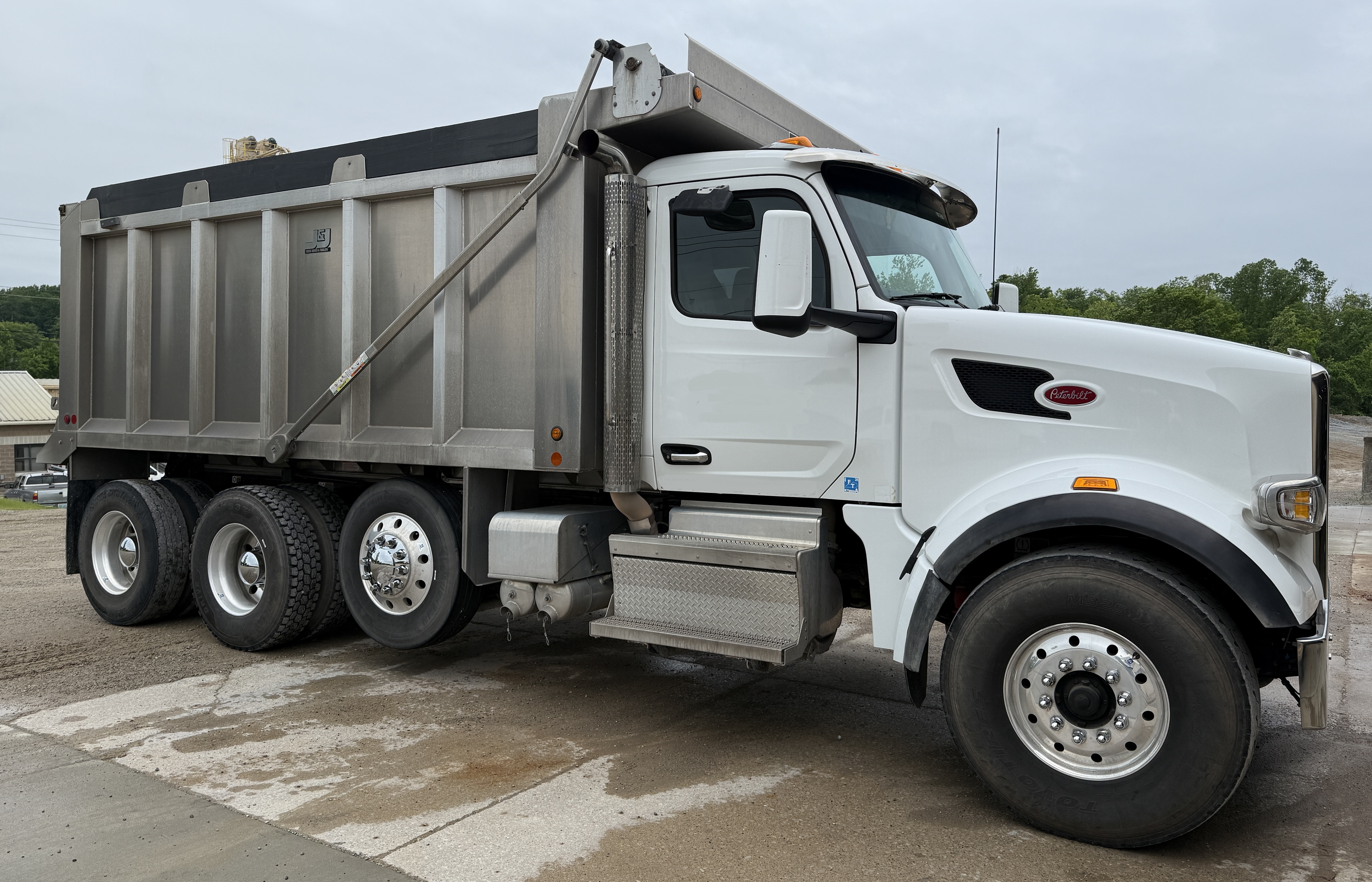 2023 PETERBILT 567 - view 2 of 43