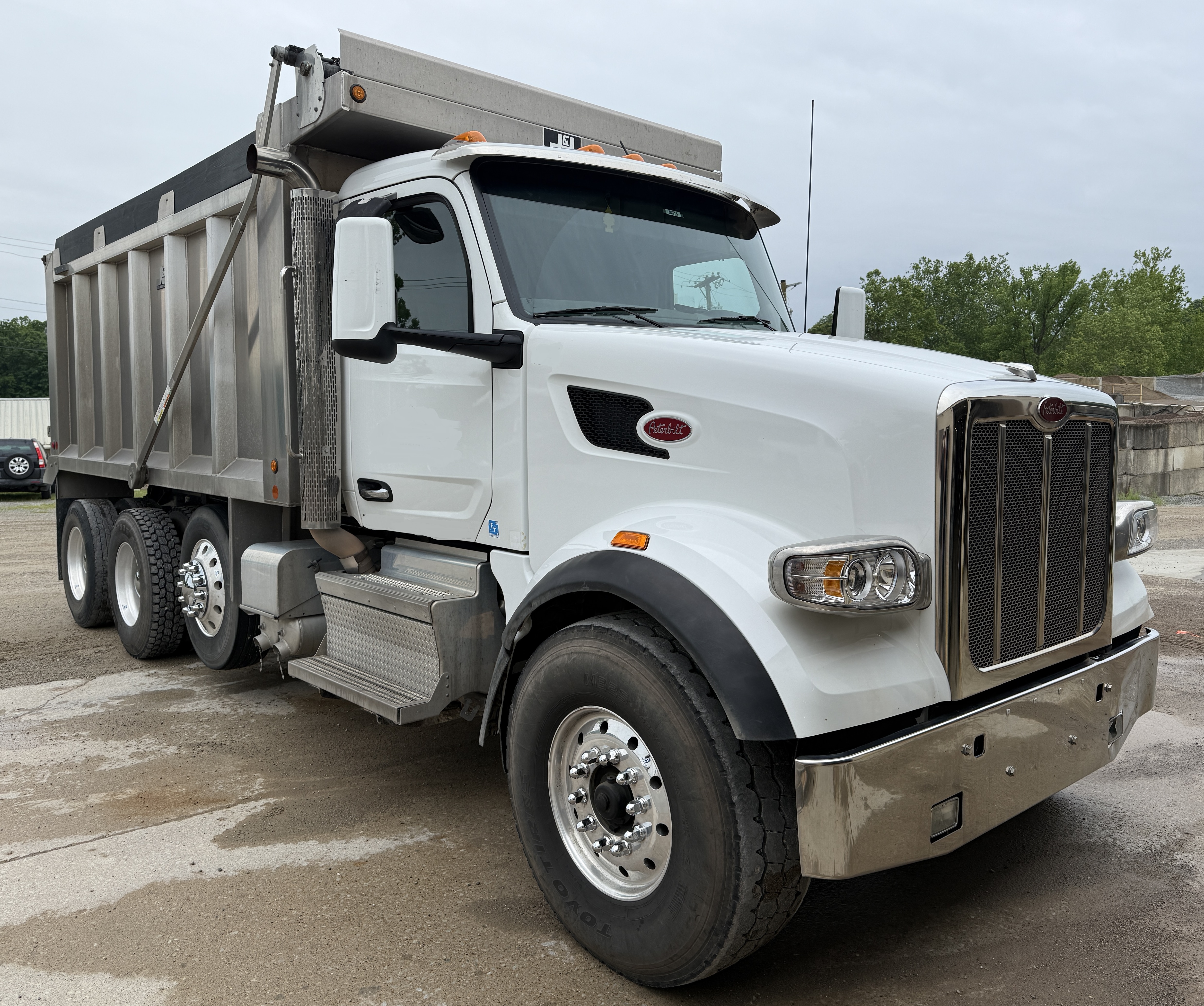 2023 PETERBILT 567