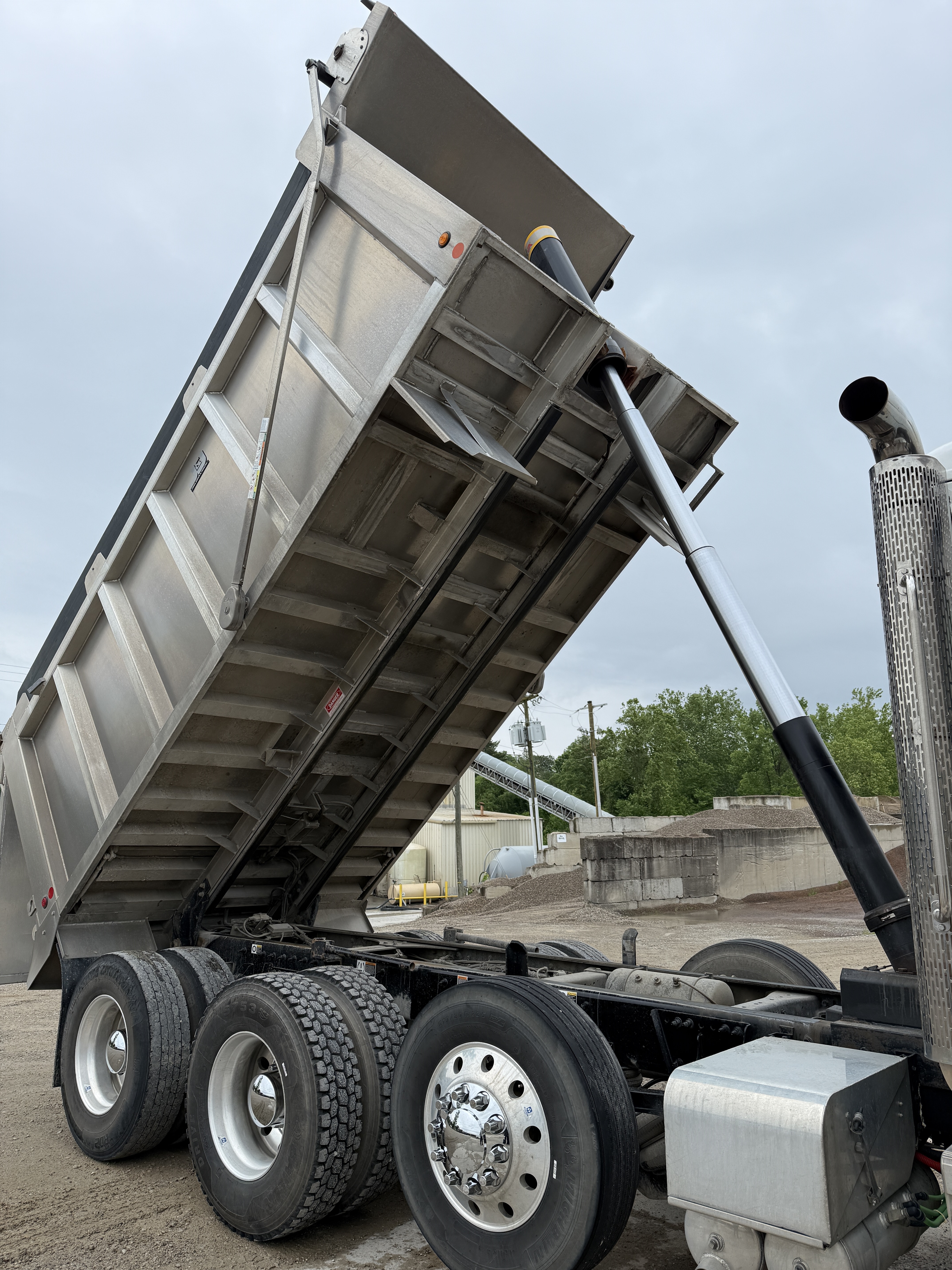 2023 PETERBILT 567 - Image 39