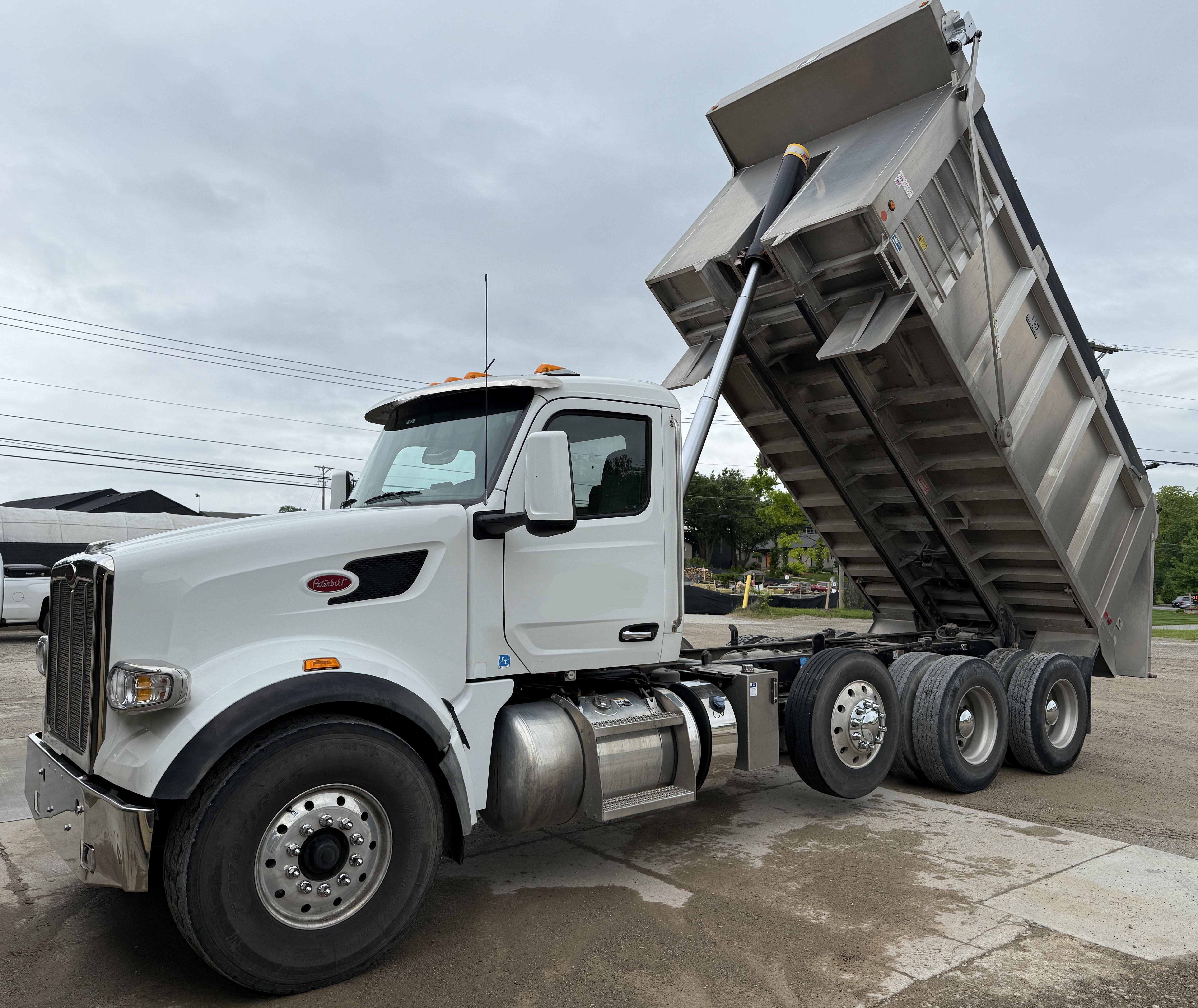 2023 PETERBILT 567 - Image 42