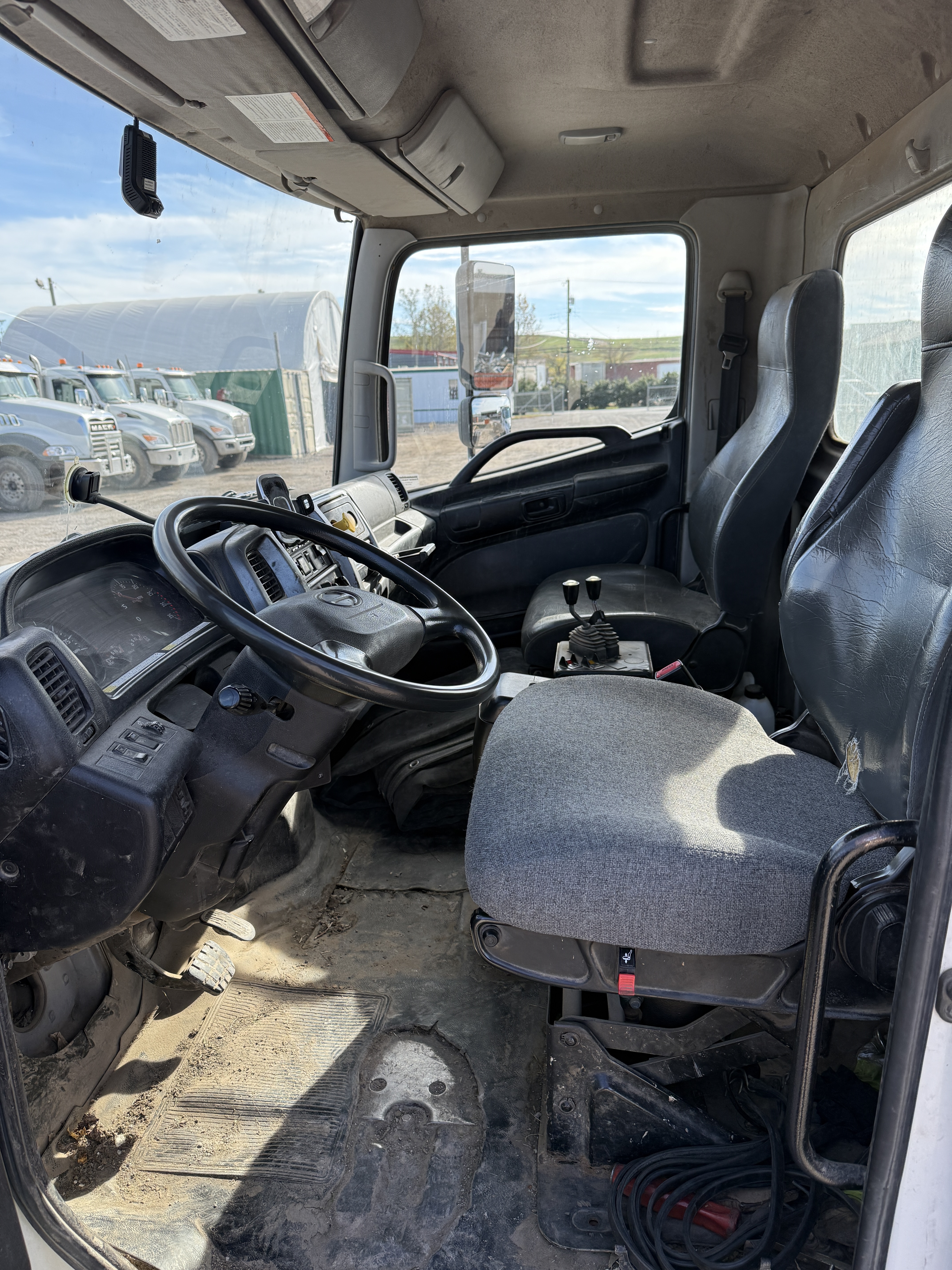 2019 HINO 338 - Image 33