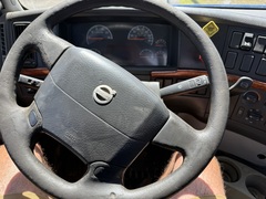 2007 VOLVO VNM64T200 - Image 21