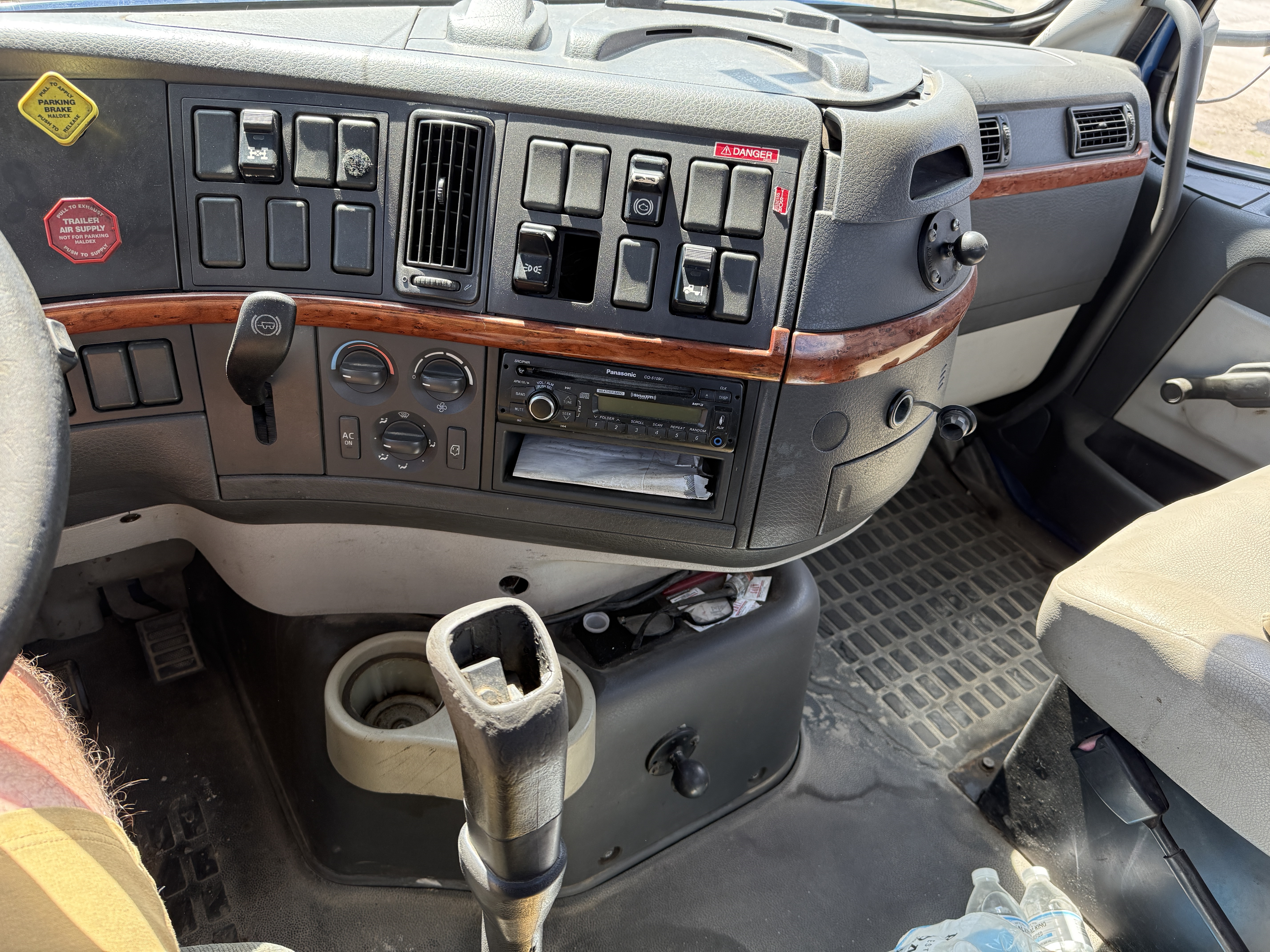 2007 VOLVO VNM64T200 - Image 22