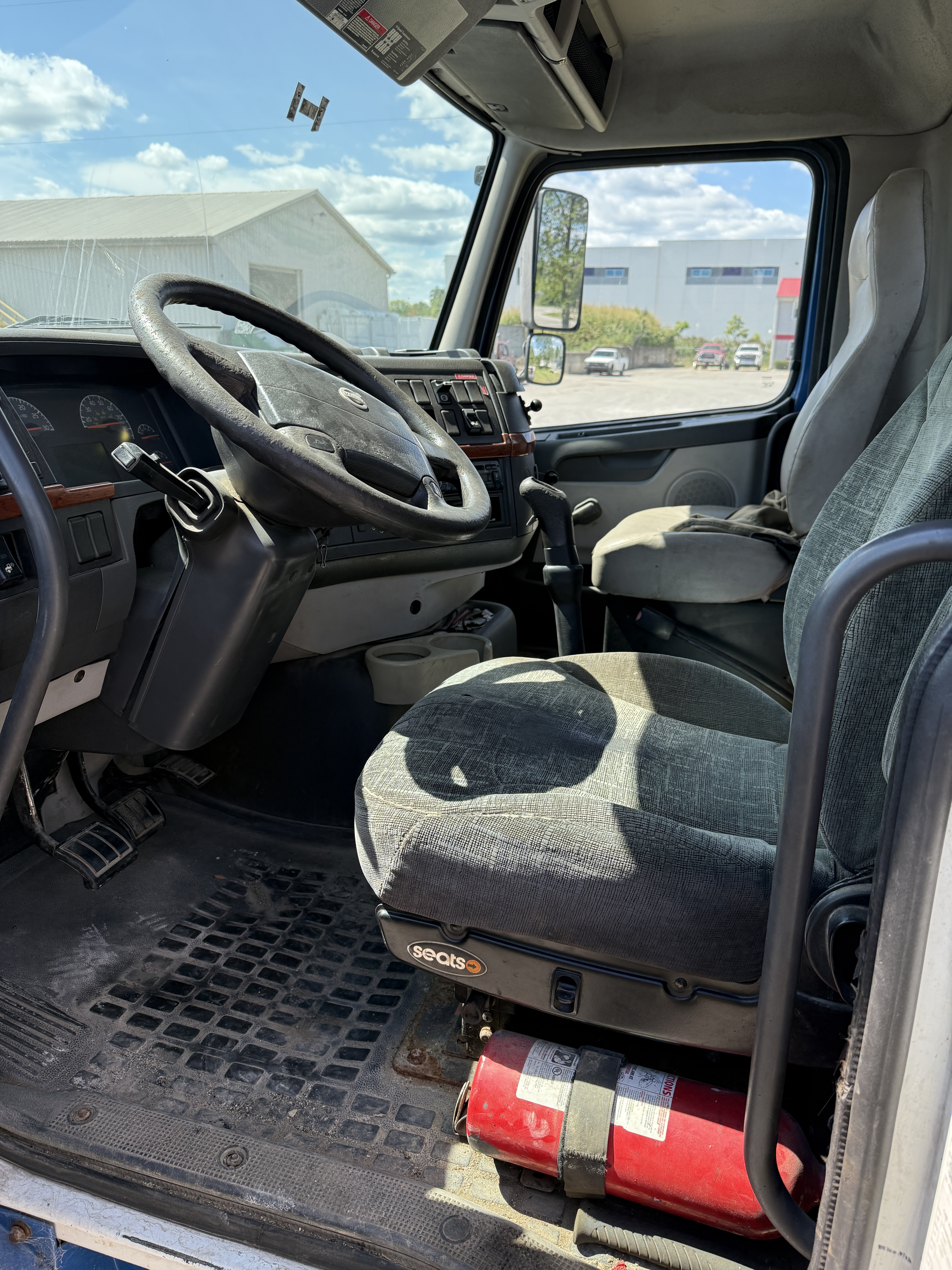 2007 VOLVO VNM64T200 - Image 23